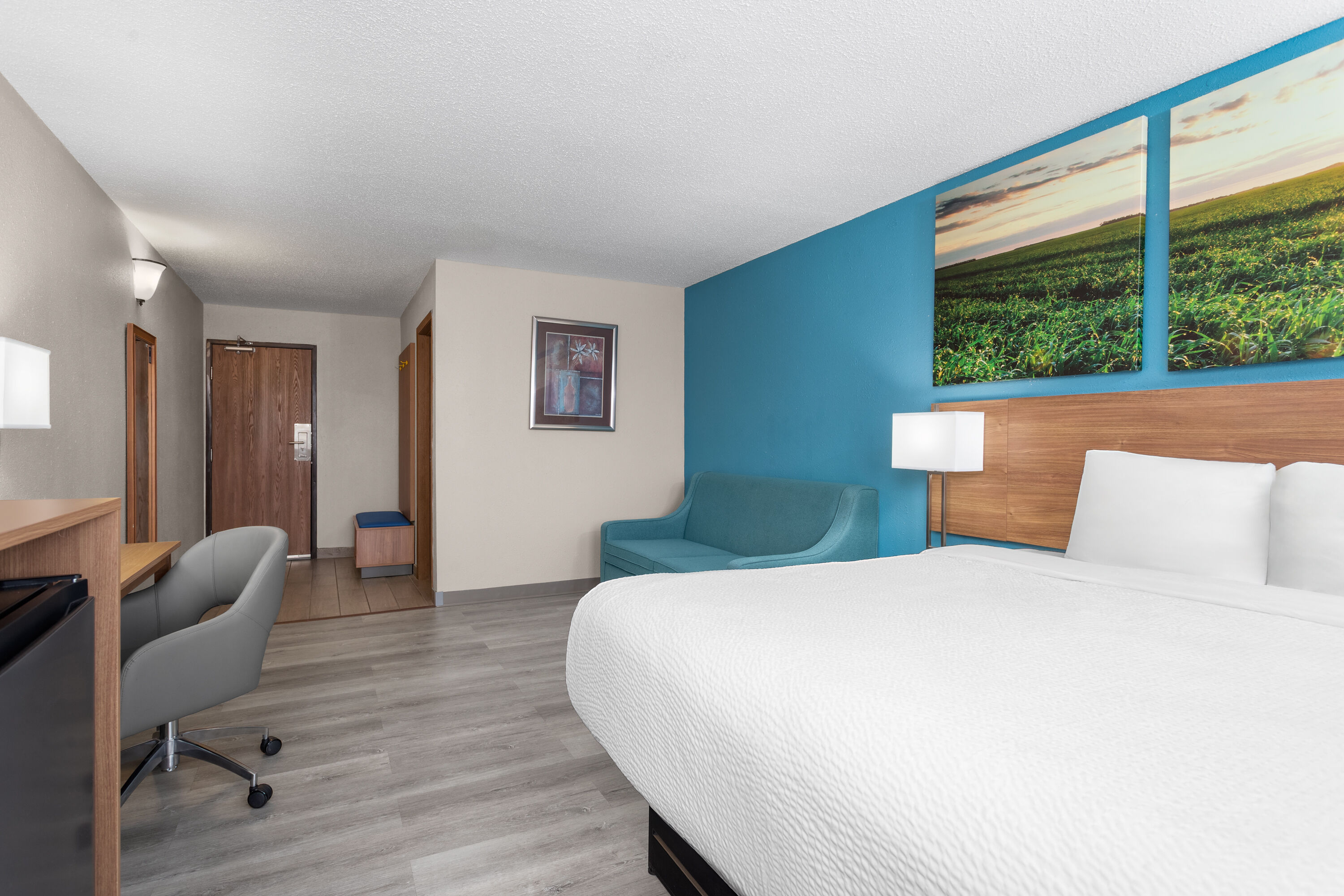 Days Inn by Wyndham Austin suite in Austin, Minnesota
