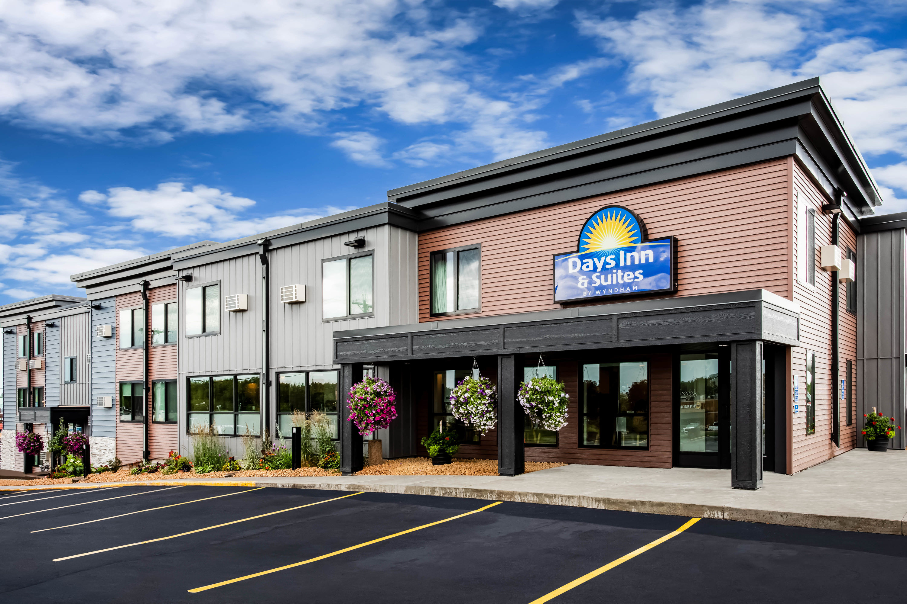 Days Inn & Suites by Wyndham Duluth by the Mall Duluth, MN Hotels
