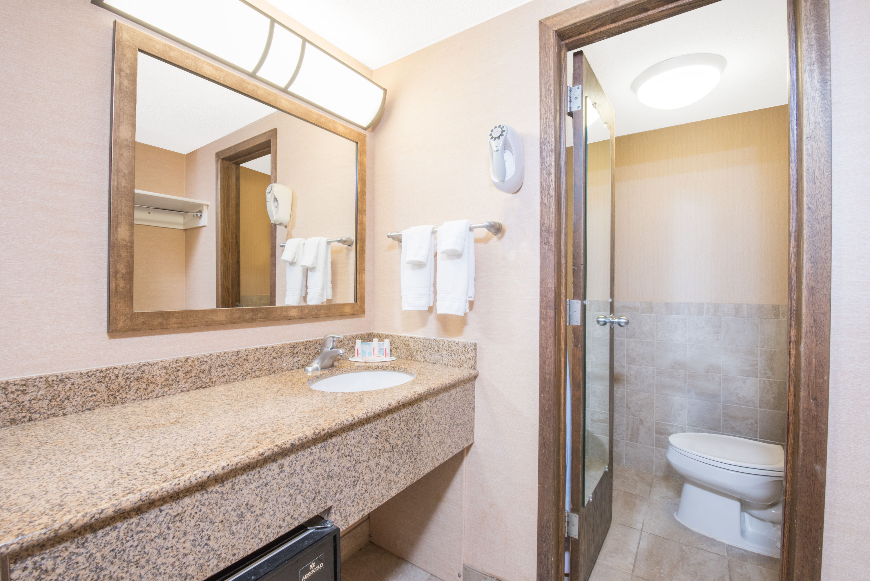 Guest room bath at the Days Inn by Wyndham Duluth Lakewalk in Duluth, Minnesota