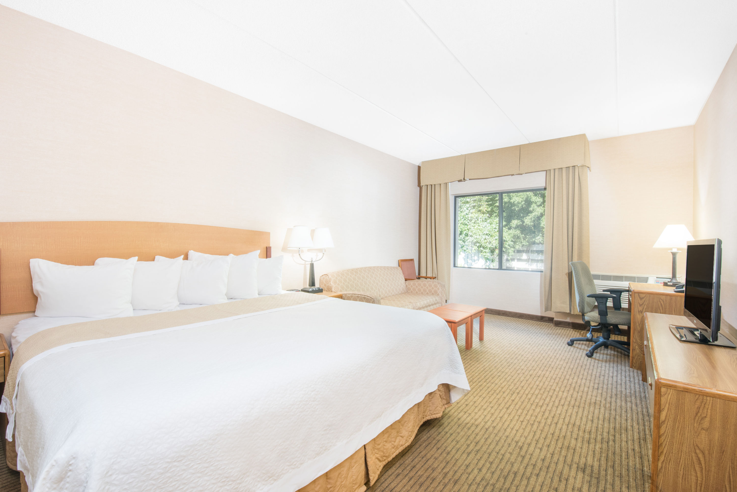 Guest room at the Days Inn by Wyndham Duluth Lakewalk in Duluth, Minnesota