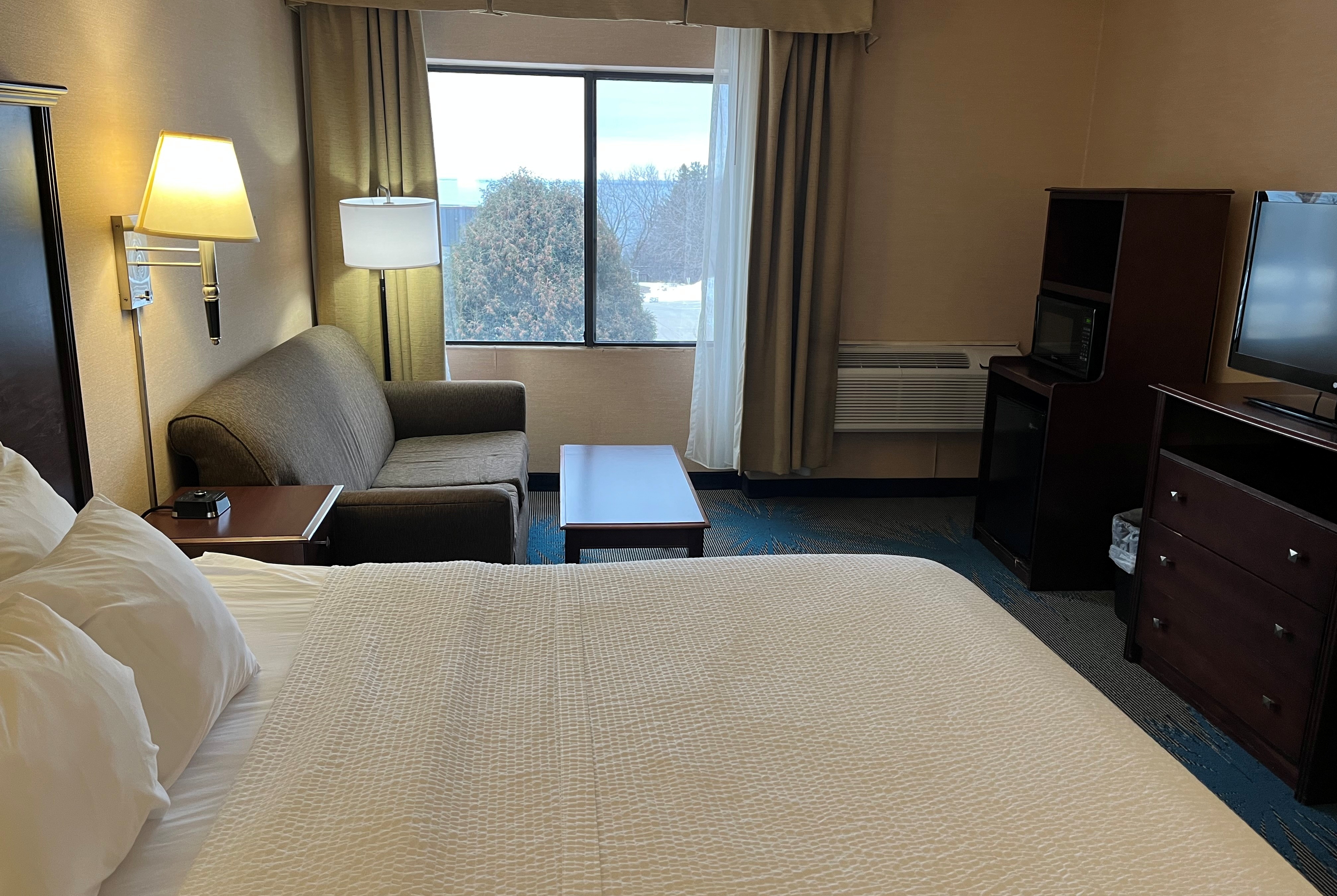 Guest room at the Days Inn by Wyndham Duluth Lakewalk in Duluth, Minnesota