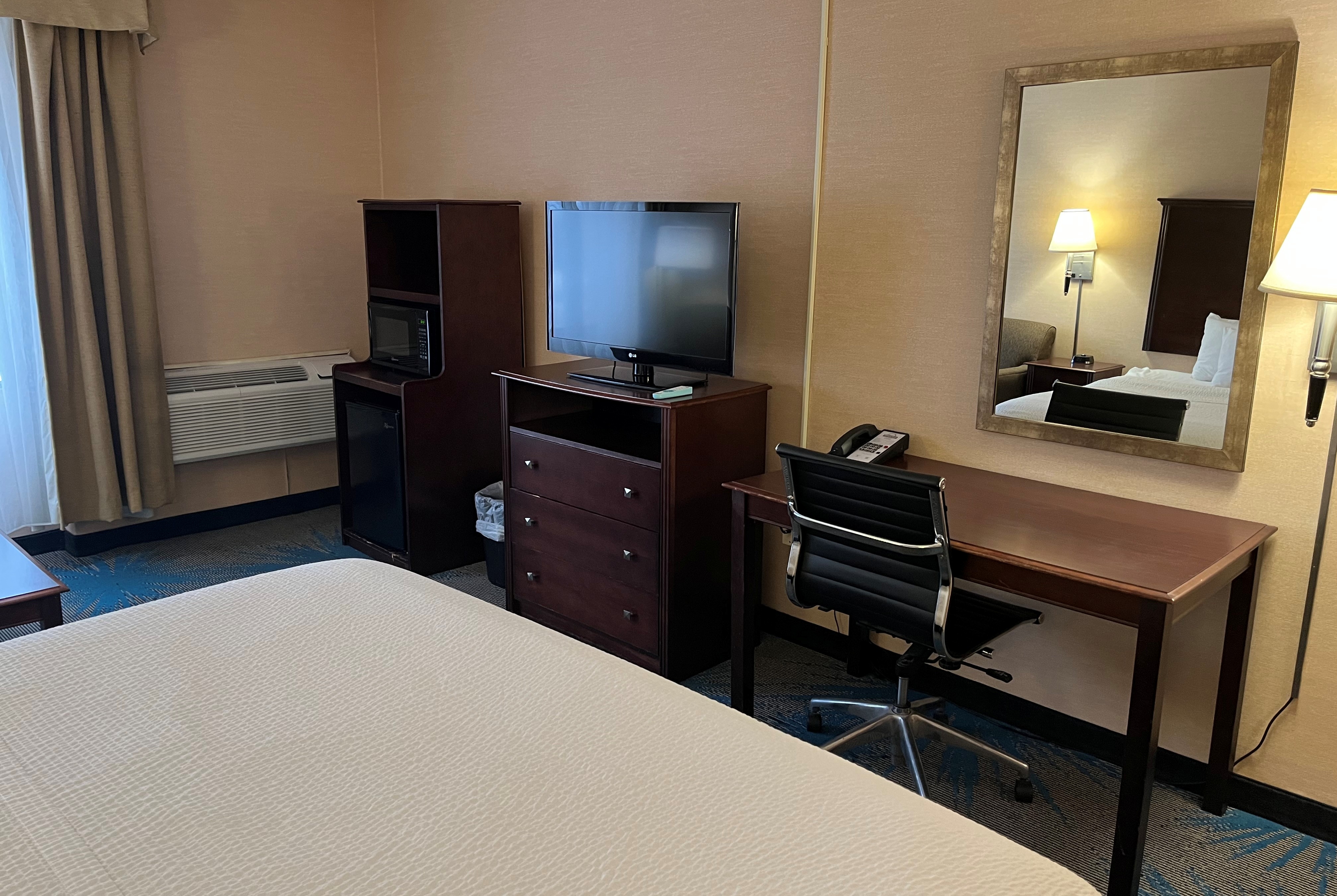 Guest room at the Days Inn by Wyndham Duluth Lakewalk in Duluth, Minnesota