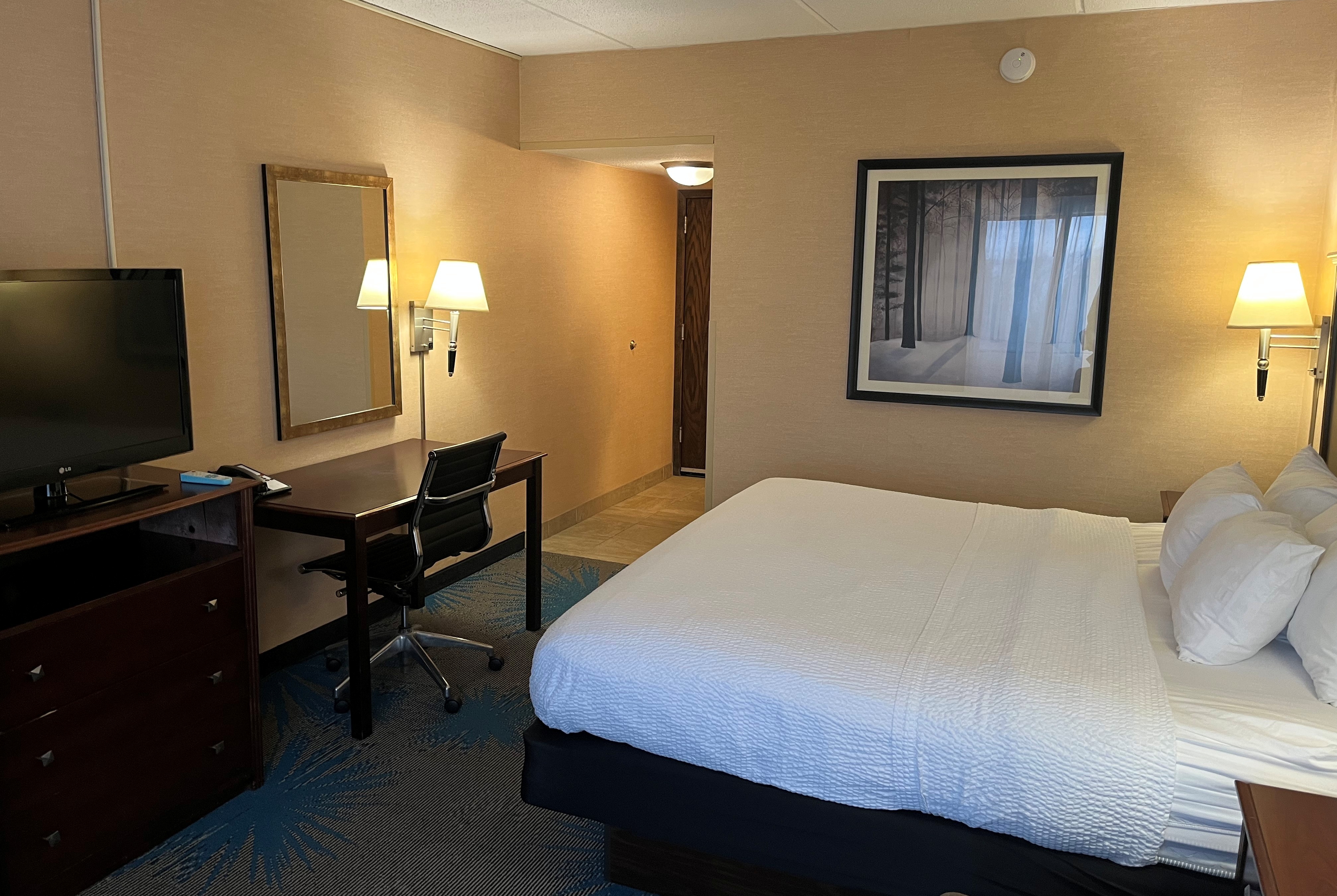 Guest room at the Days Inn by Wyndham Duluth Lakewalk in Duluth, Minnesota
