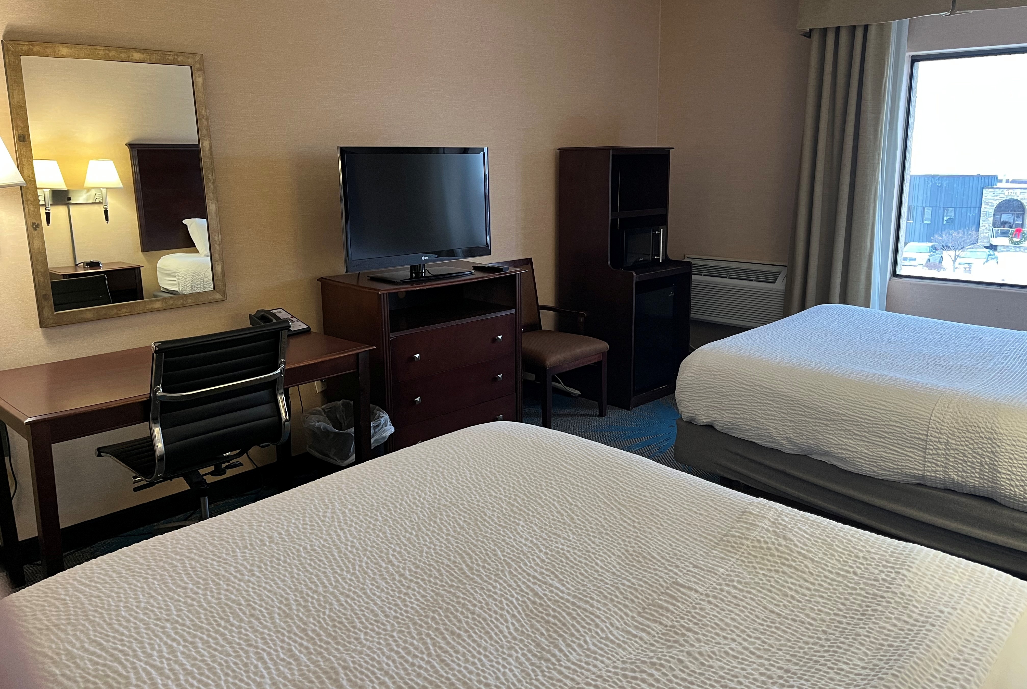 Guest room at the Days Inn by Wyndham Duluth Lakewalk in Duluth, Minnesota