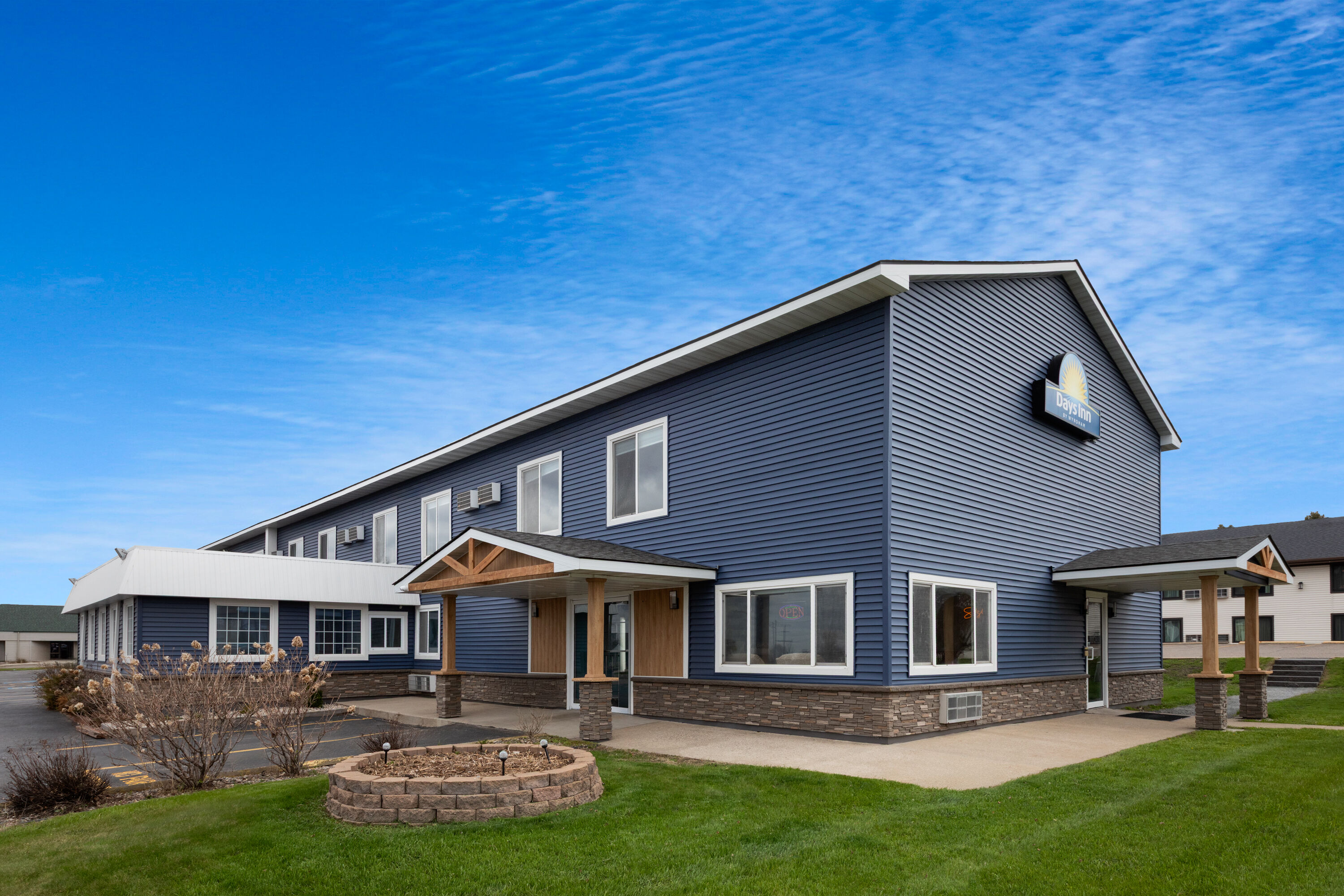 Exterior Day Image of Days Inn by Wyndham Fergus Falls hotel in Fergus Falls, Minnesota