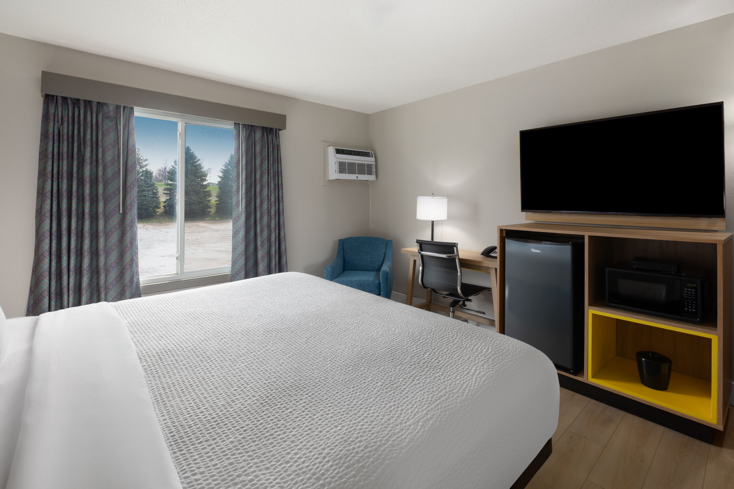 Guest room at the Days Inn by Wyndham Fergus Falls in Fergus Falls, Minnesota