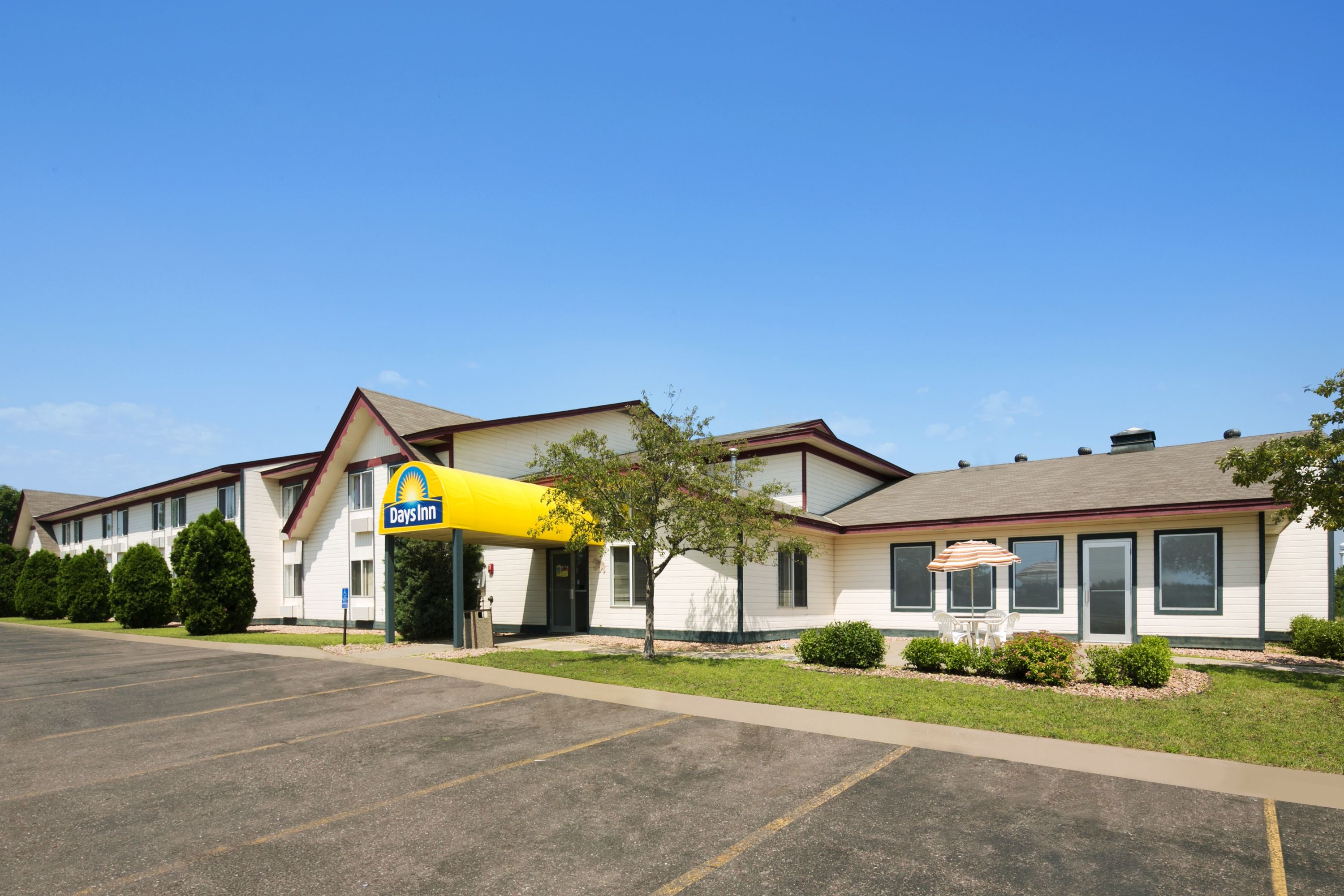 Exterior of Days Inn by Wyndham Hinckley hotel in Hinckley, Minnesota