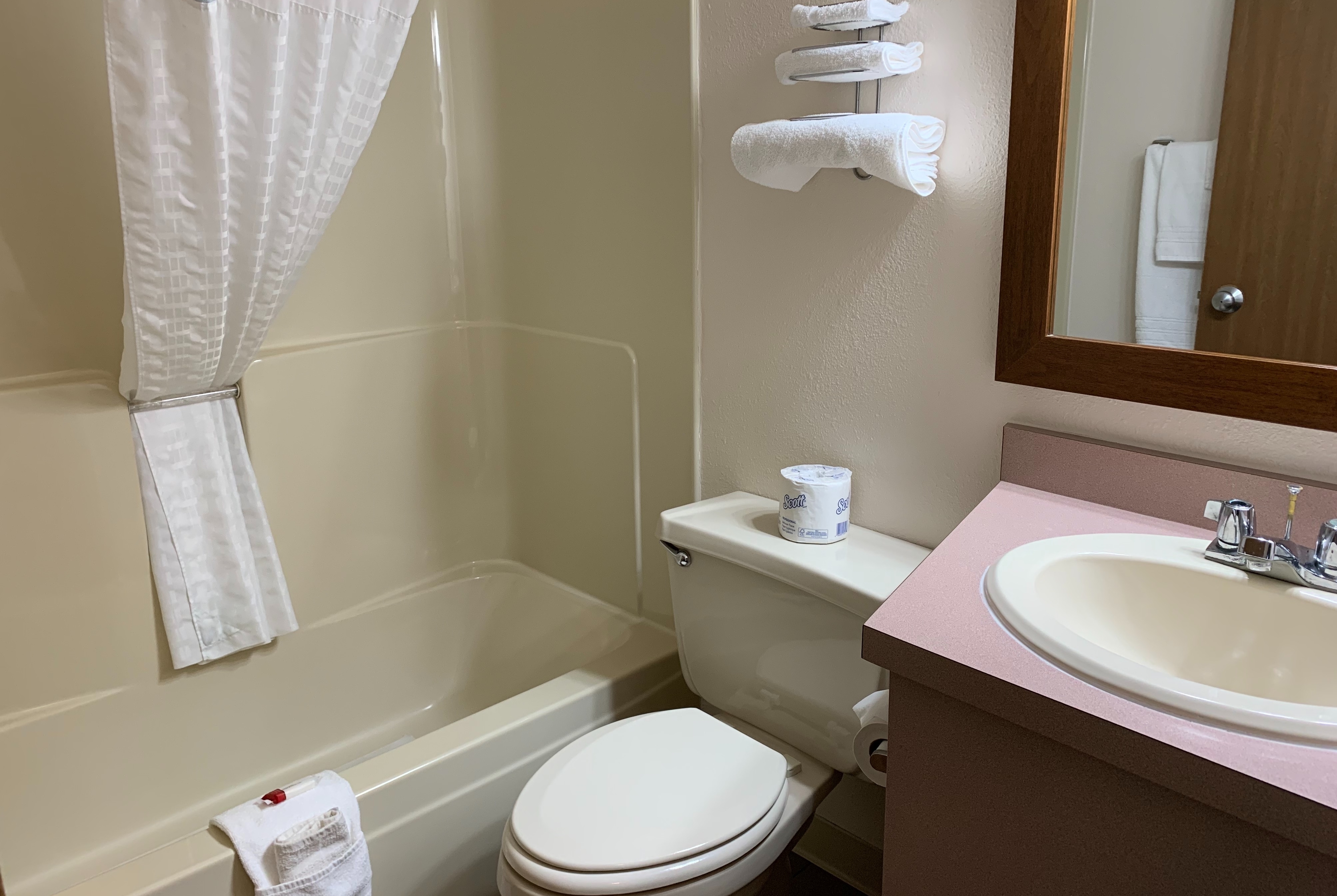 Guest room bath at the Days Inn by Wyndham Hinckley in Hinckley, Minnesota