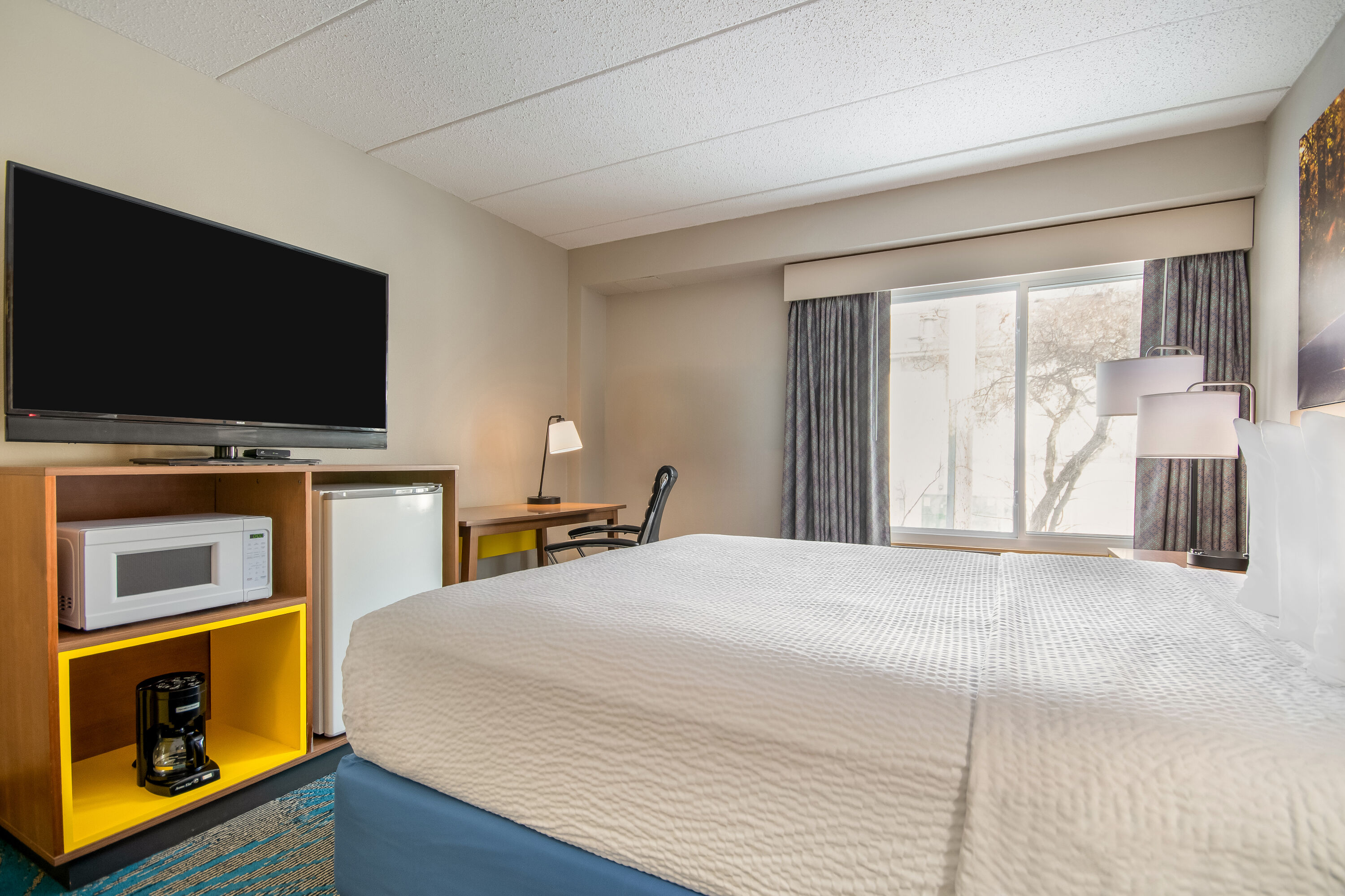 Queen bed guest room at the Days Inn by Wyndham International Falls in International Falls, Minnesota
