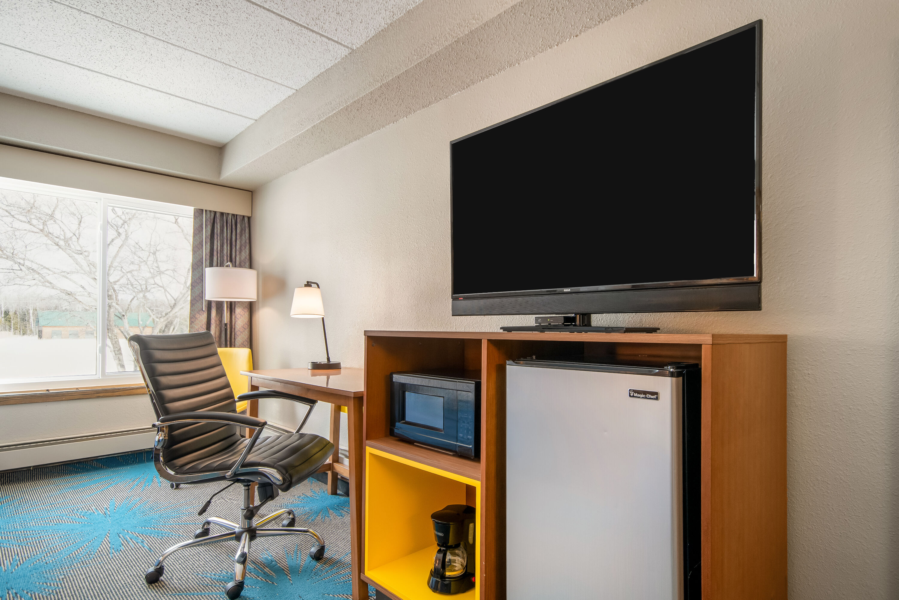 Queen bed guest room at the Days Inn by Wyndham International Falls in International Falls, Minnesota