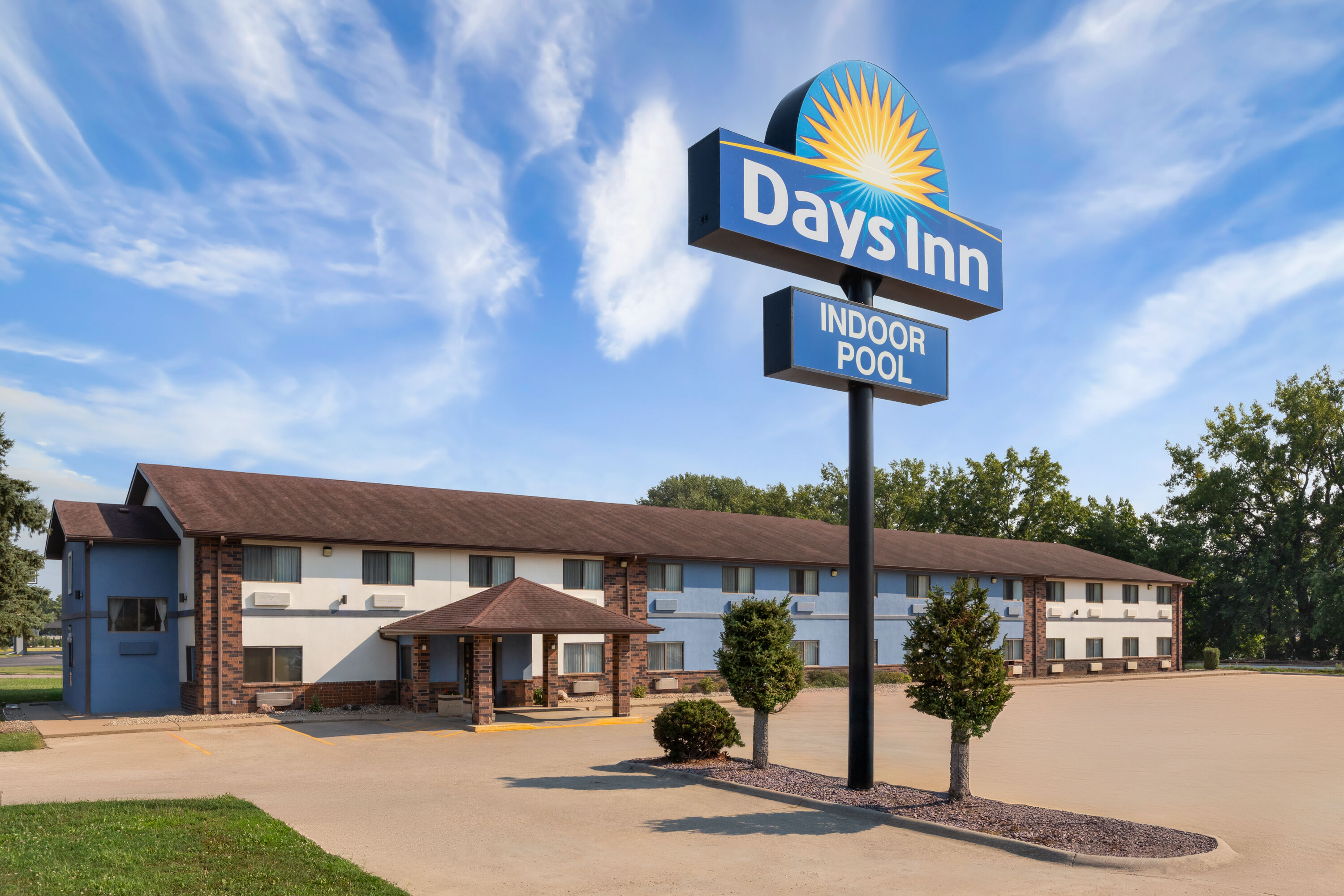 Exterior Day Image of Days Inn by Wyndham Mankato hotel in Mankato, Minnesota
