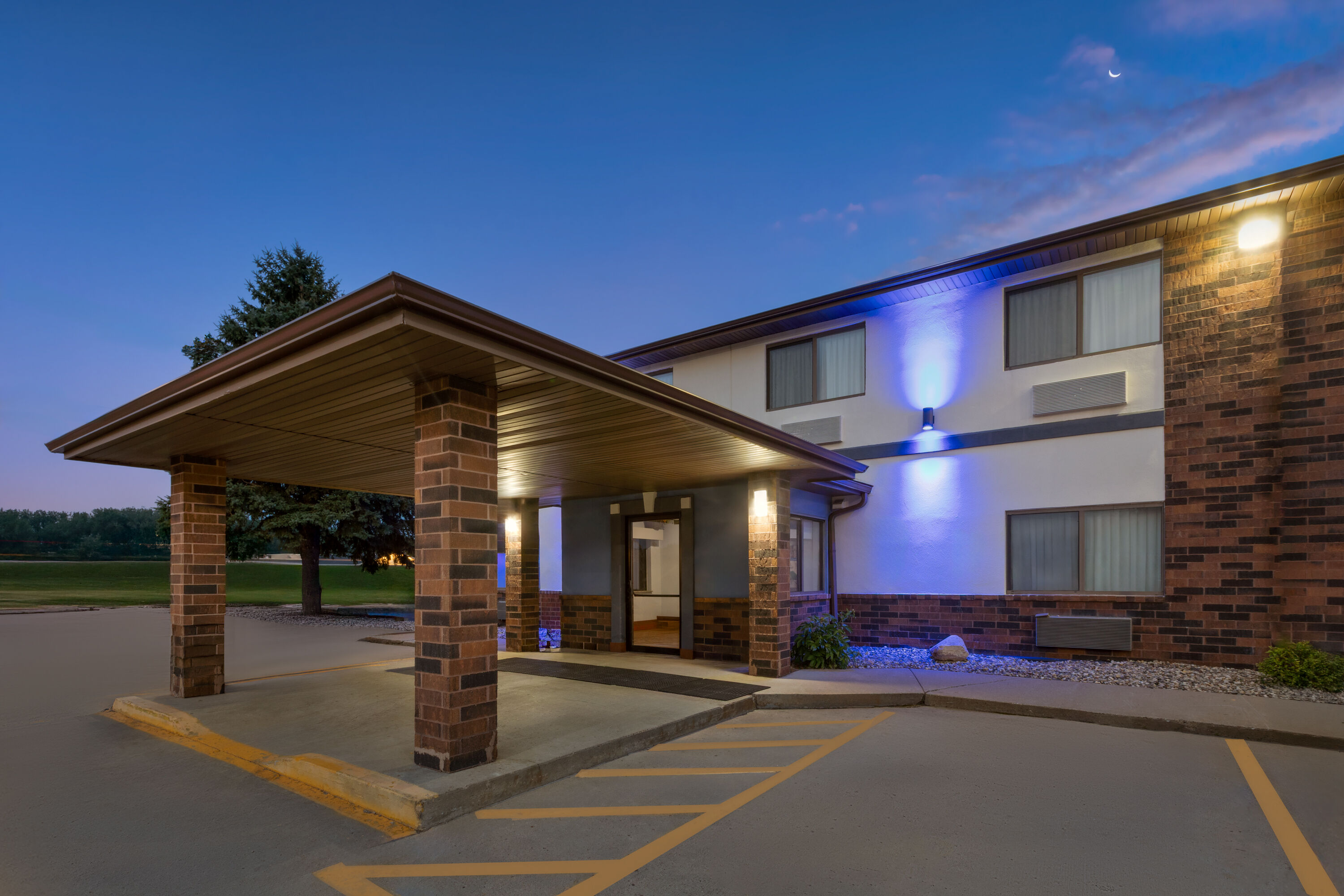Exterior Dusk Image of Days Inn by Wyndham Mankato hotel in Mankato, Minnesota