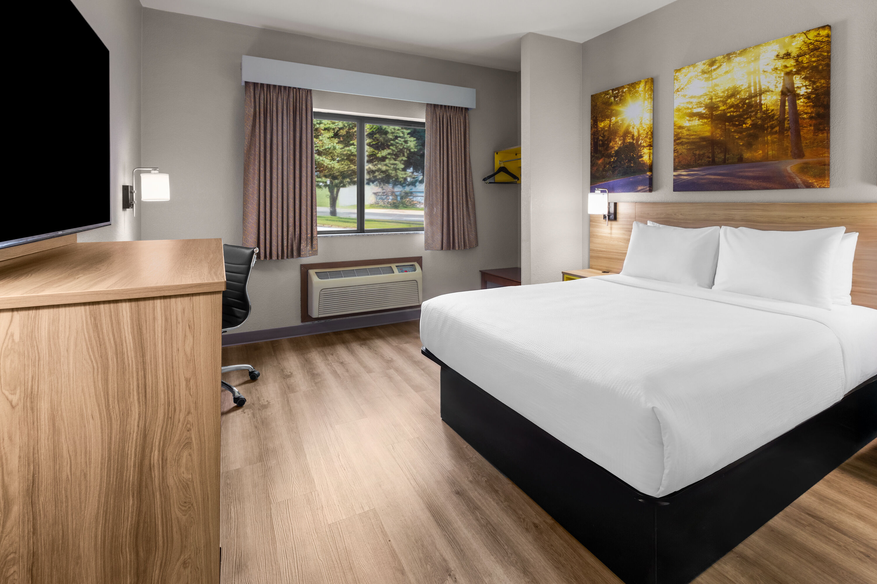 Guest room at the Days Inn by Wyndham Mankato in Mankato, Minnesota