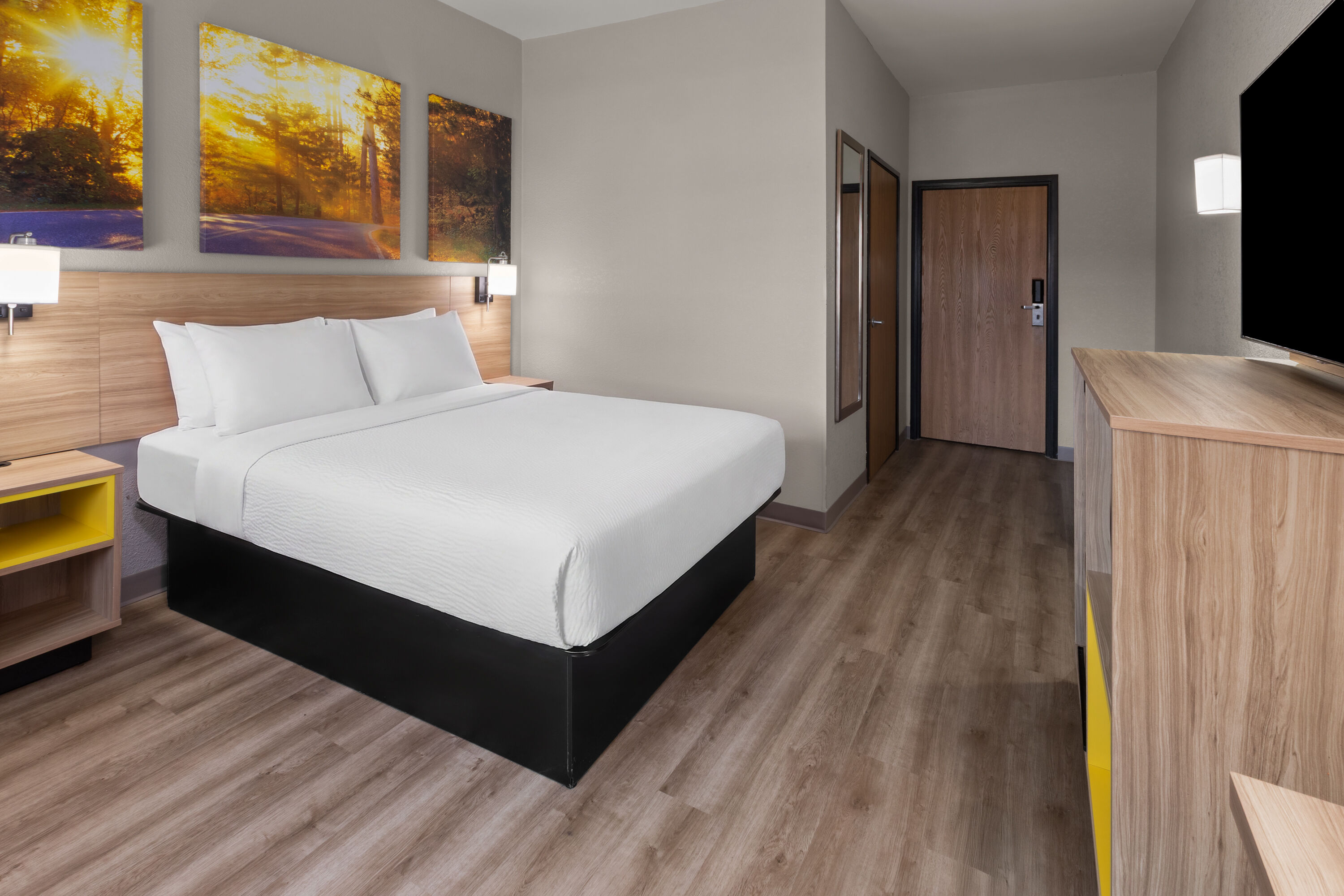 Guest room at the Days Inn by Wyndham Mankato in Mankato, Minnesota