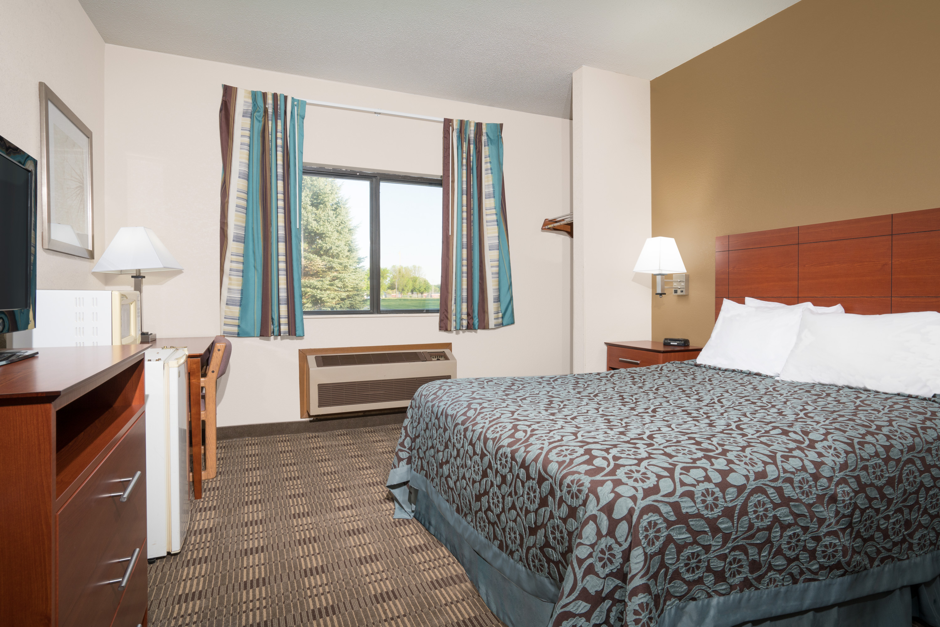 Guest room at the Days Inn by Wyndham Mankato in Mankato, Minnesota