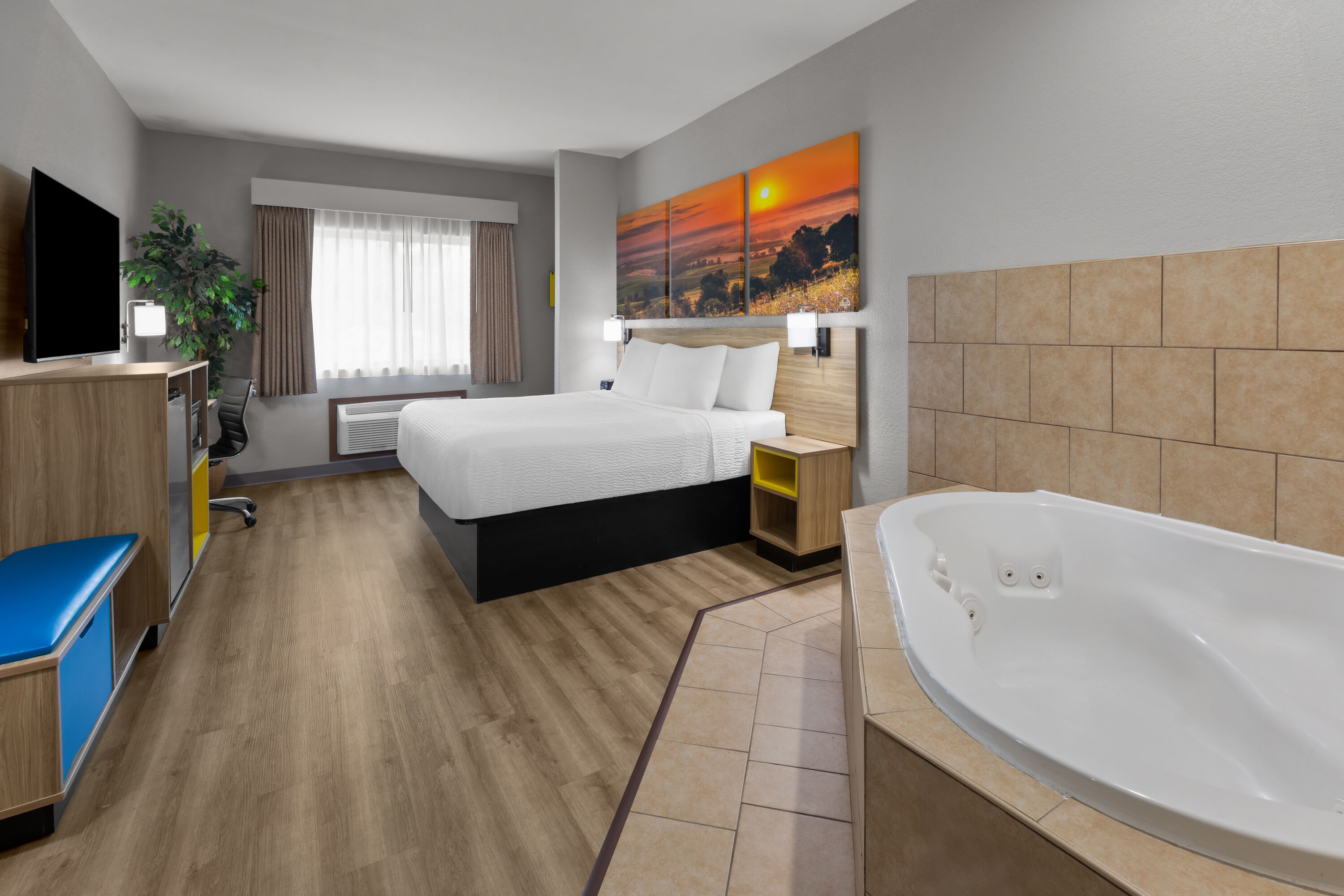 Days Inn by Wyndham Mankato hot tub suite in Mankato, Minnesota