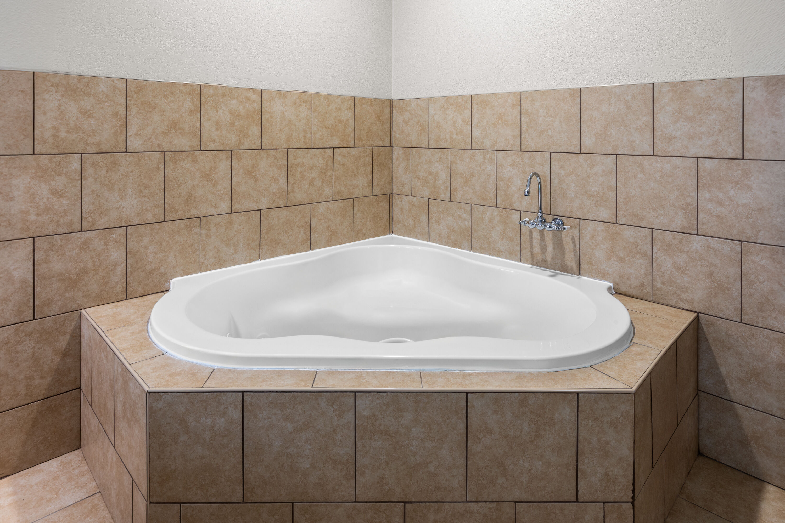 Days Inn by Wyndham Mankato hot tub suite in Mankato, Minnesota