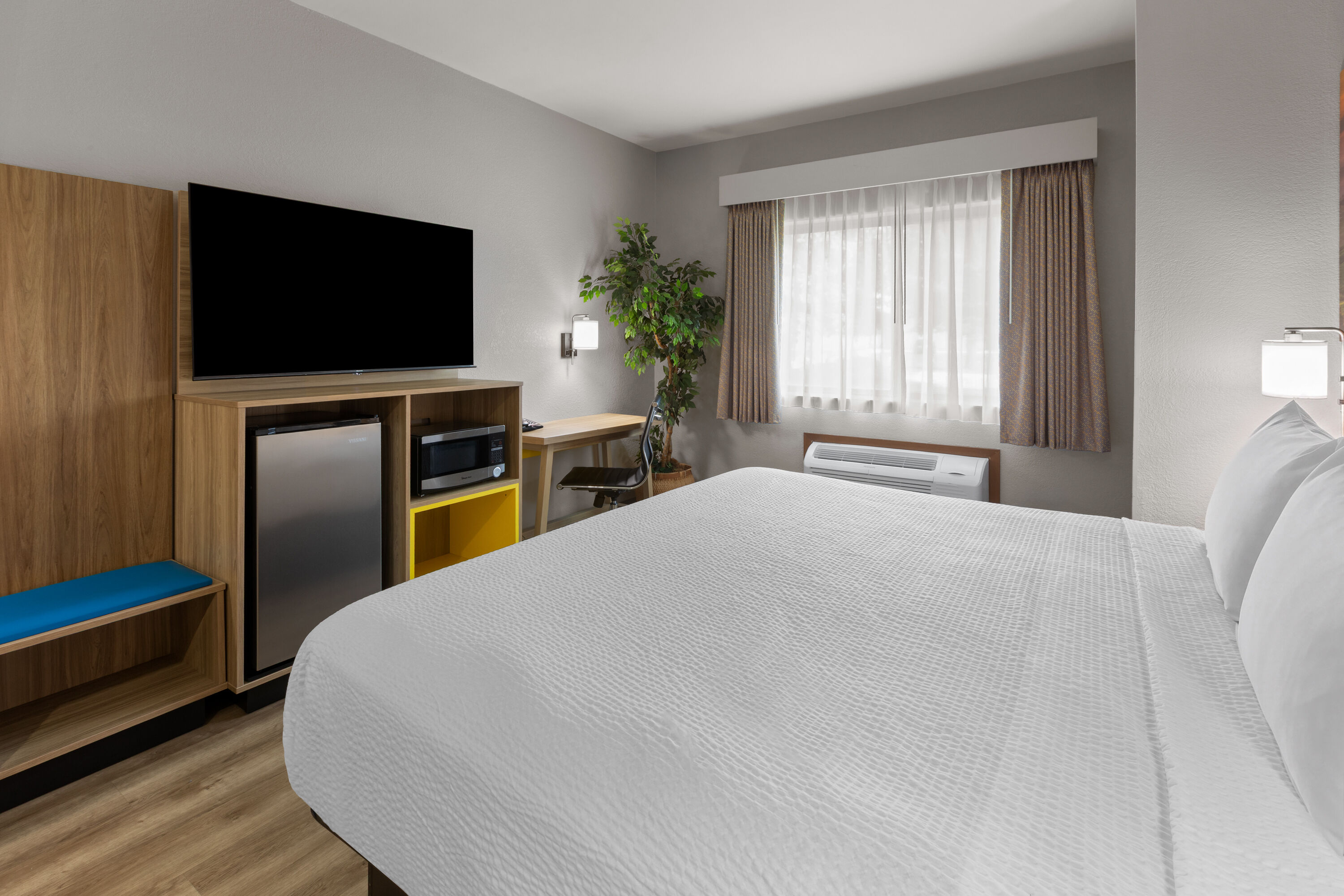 Days Inn by Wyndham Mankato hot tub suite in Mankato, Minnesota