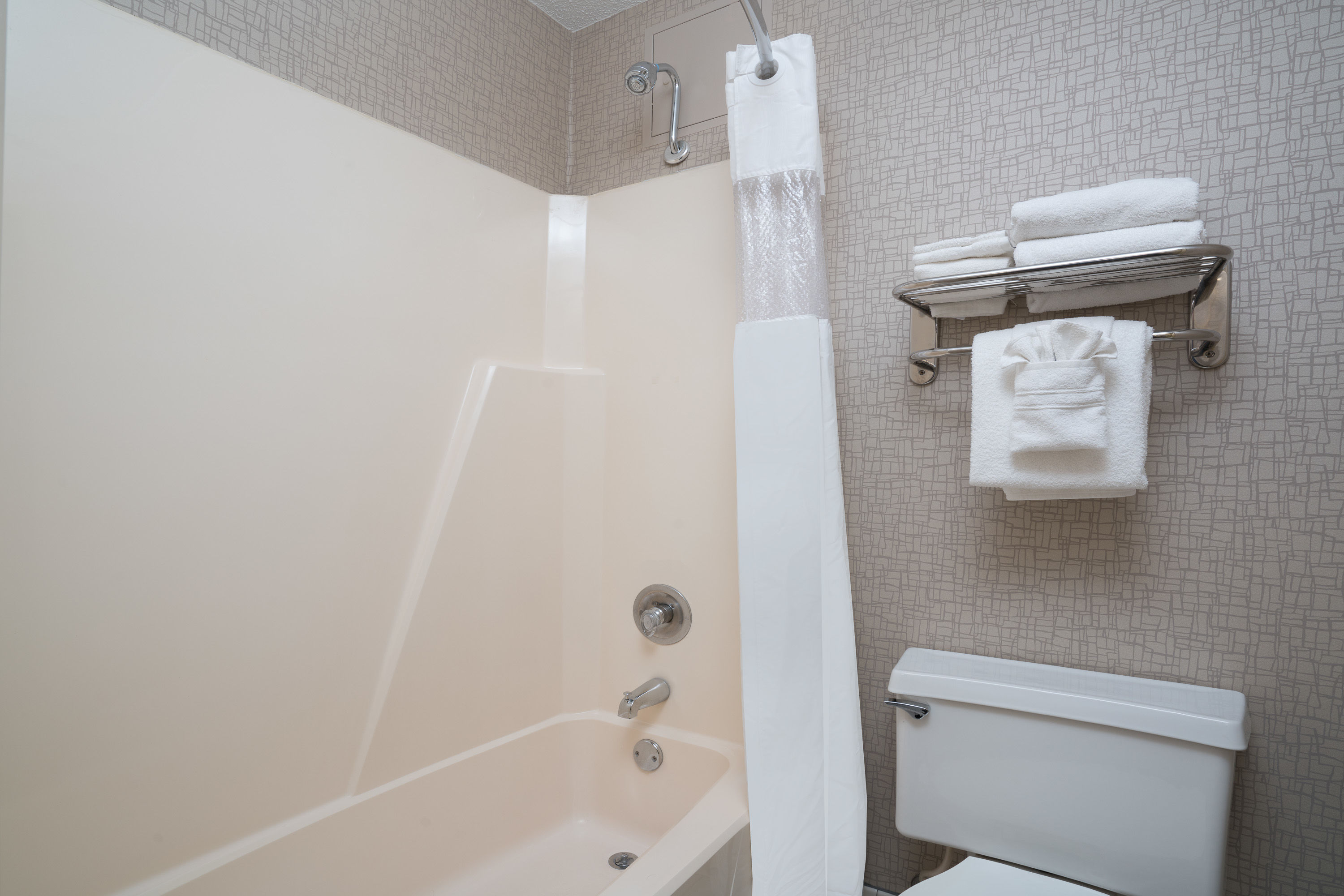 Guest room bath at the Days Hotel by Wyndham University Ave SE in Minneapolis, Minnesota
