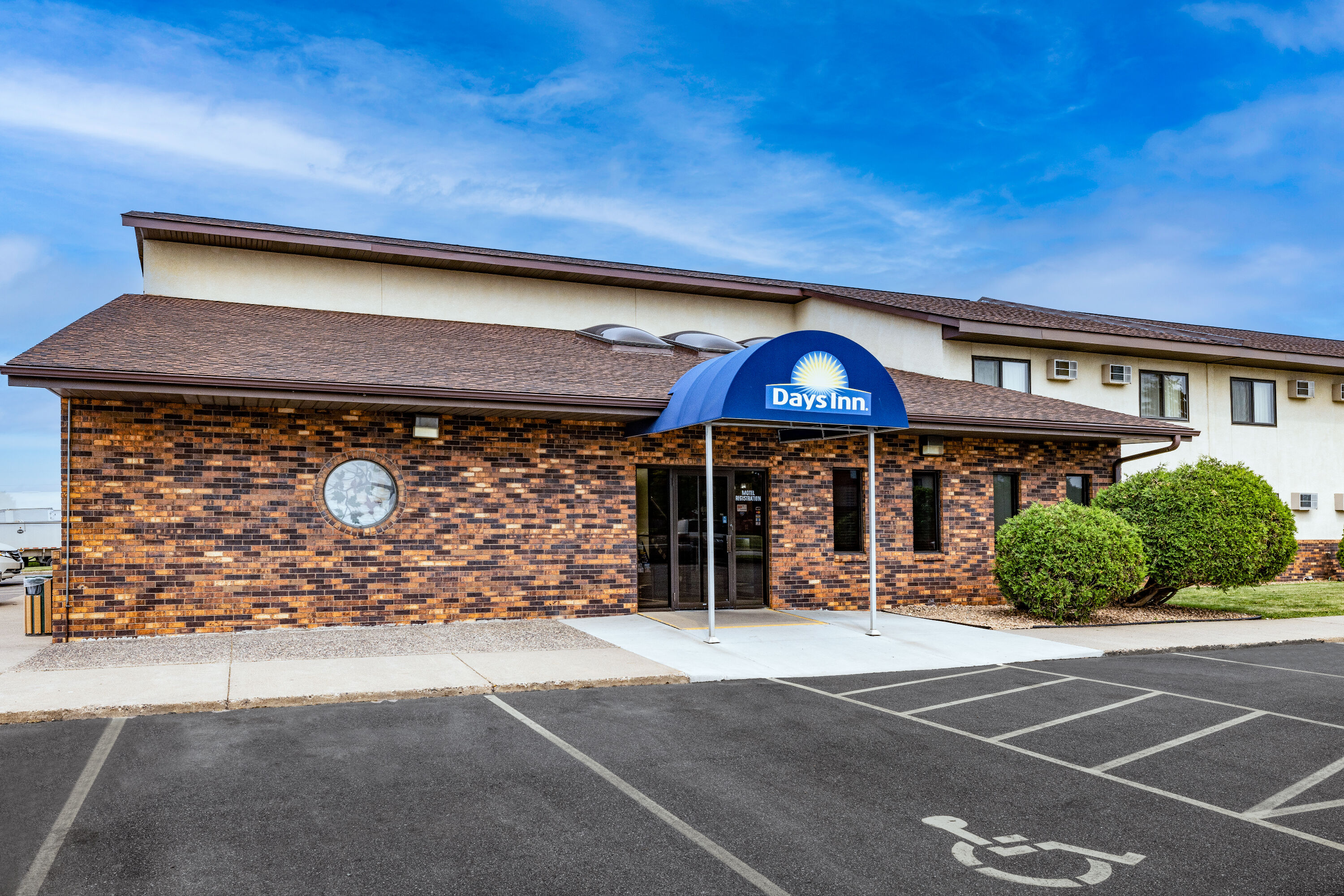 Exterior Day Image of Days Inn by Wyndham Monticello hotel in Monticello, Minnesota