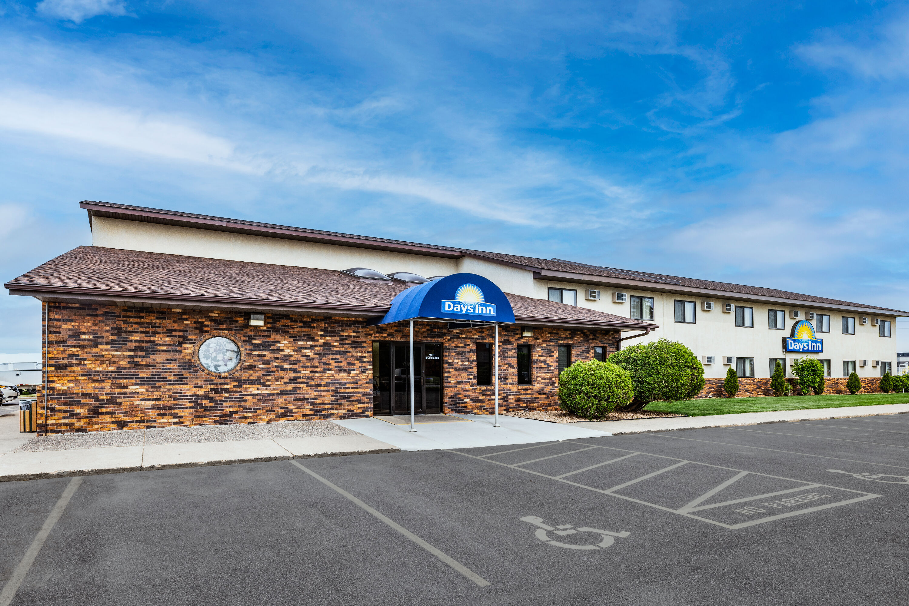 Exterior Day Image of Days Inn by Wyndham Monticello hotel in Monticello, Minnesota