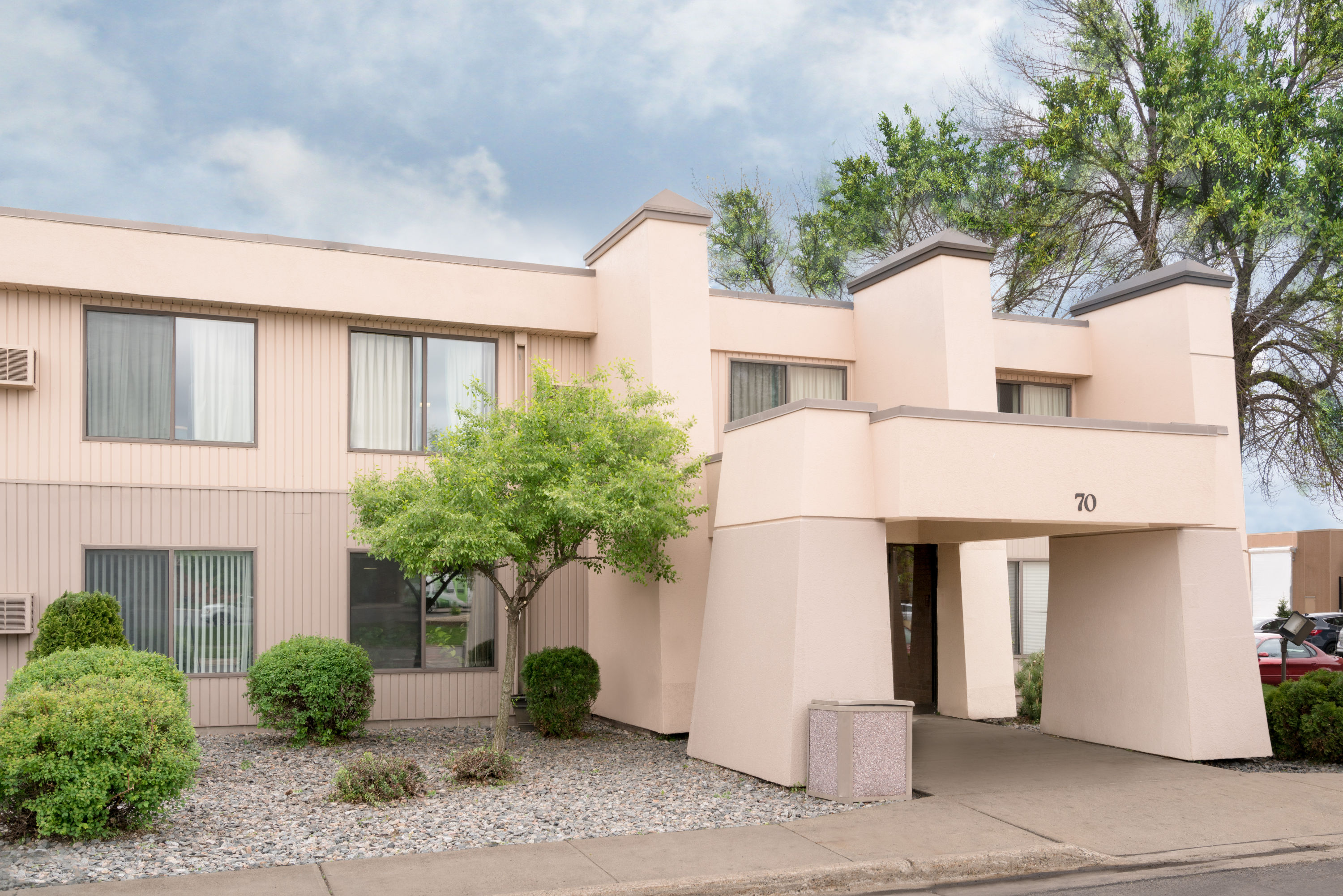 Exterior Day Image of Days Inn by Wyndham St Cloud hotel in Saint Cloud, Minnesota