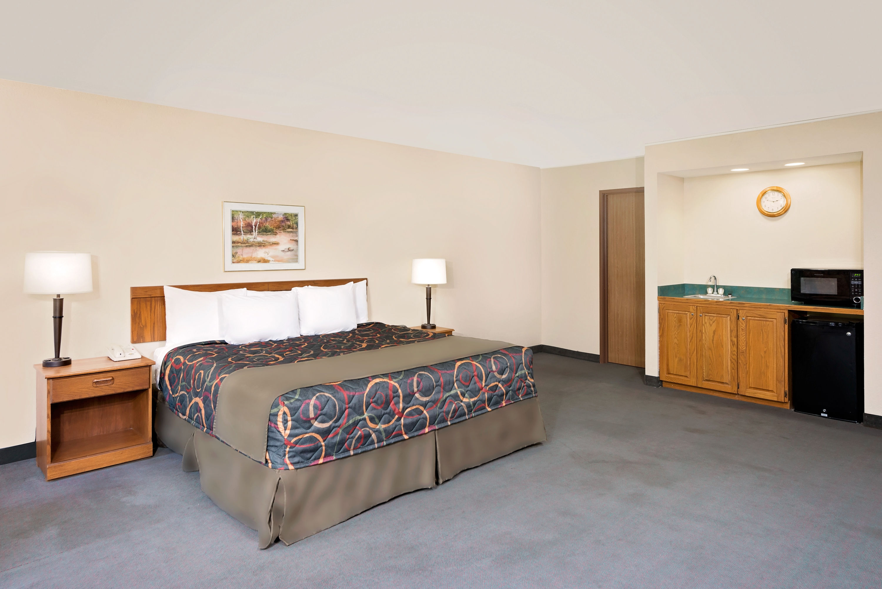 Guest room at the Days Inn by Wyndham Boonville in Boonville, Missouri