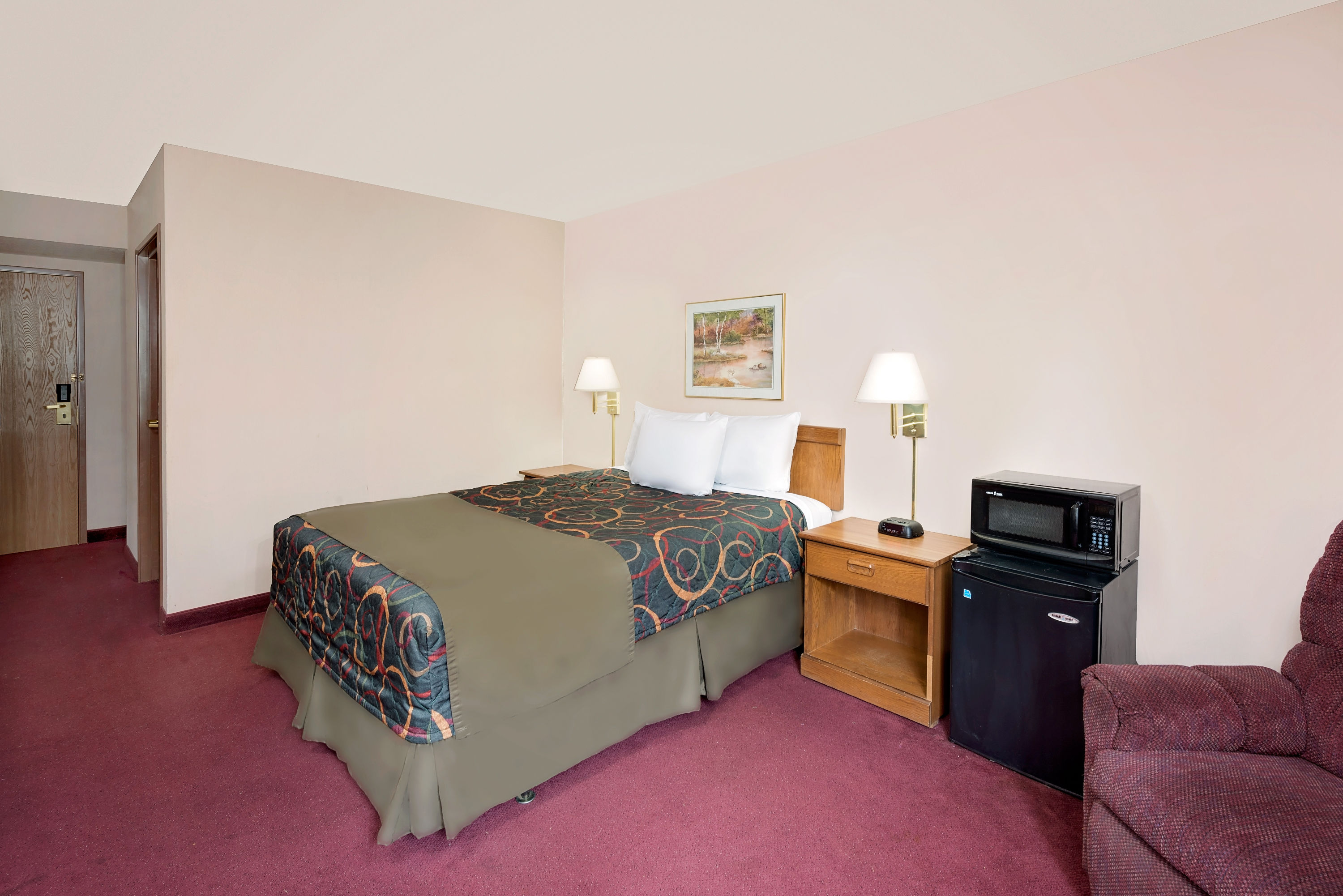 Guest room at the Days Inn by Wyndham Boonville in Boonville, Missouri