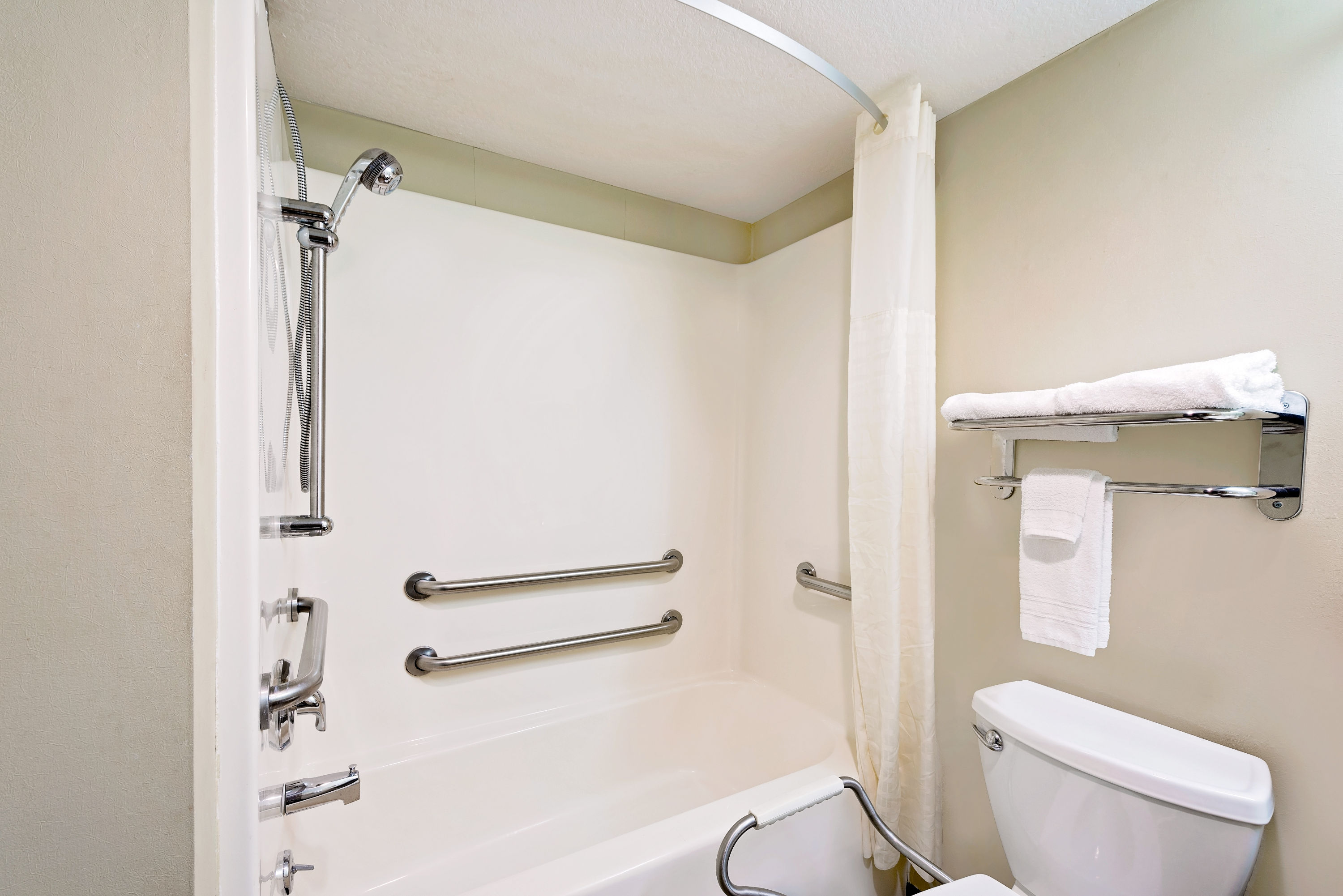 Guest room at the Days Inn by Wyndham Boonville in Boonville, Missouri