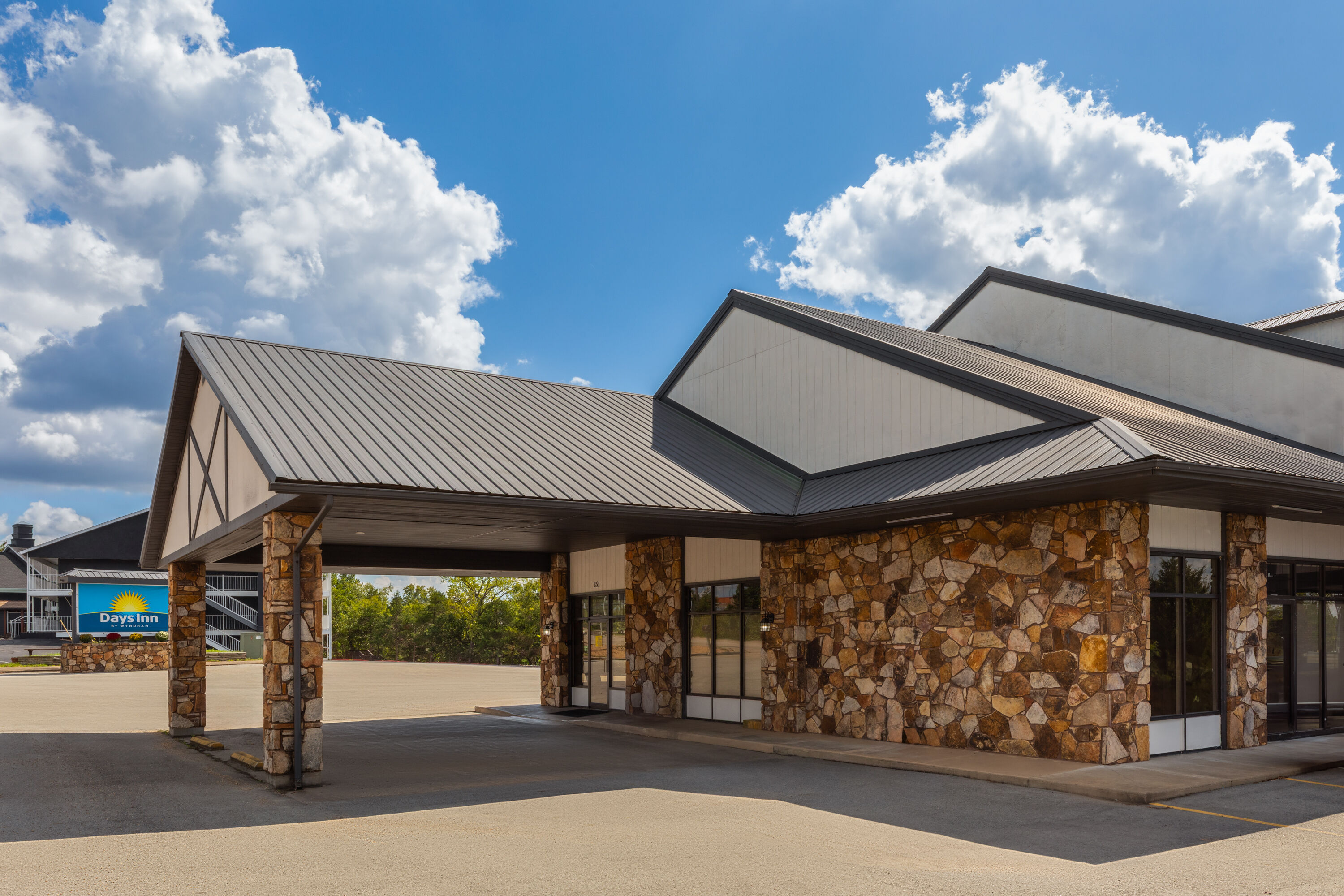 Exterior Day Image of Days Inn by Wyndham Branson Ozarks hotel in Branson, Missouri