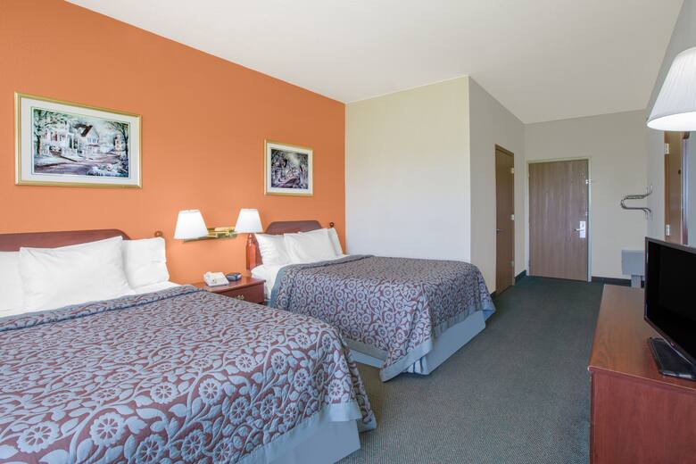 Guest room at the Days Inn Butler in Butler, Missouri