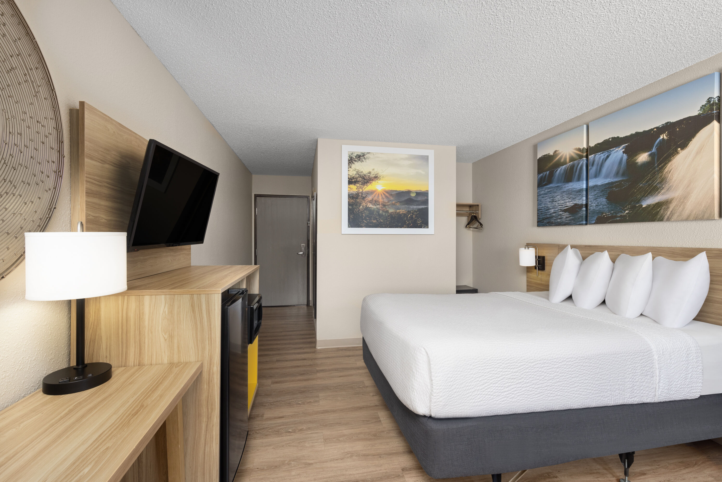 Guest room at the Days Inn by Wyndham Carthage in Carthage, Missouri