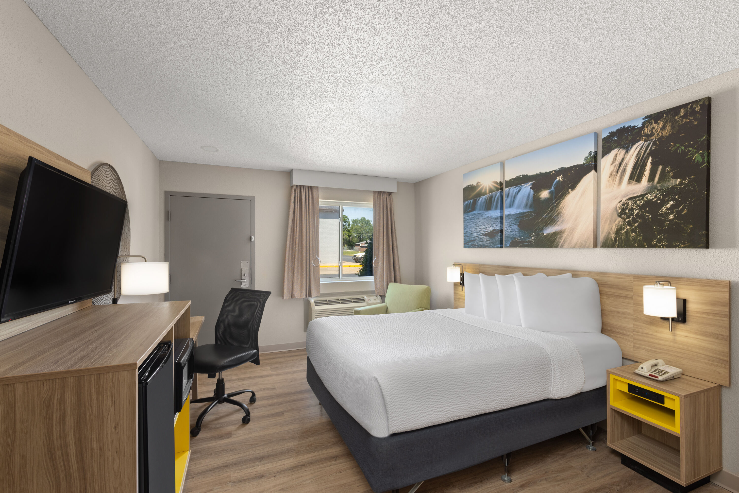 Guest room at the Days Inn by Wyndham Carthage in Carthage, Missouri