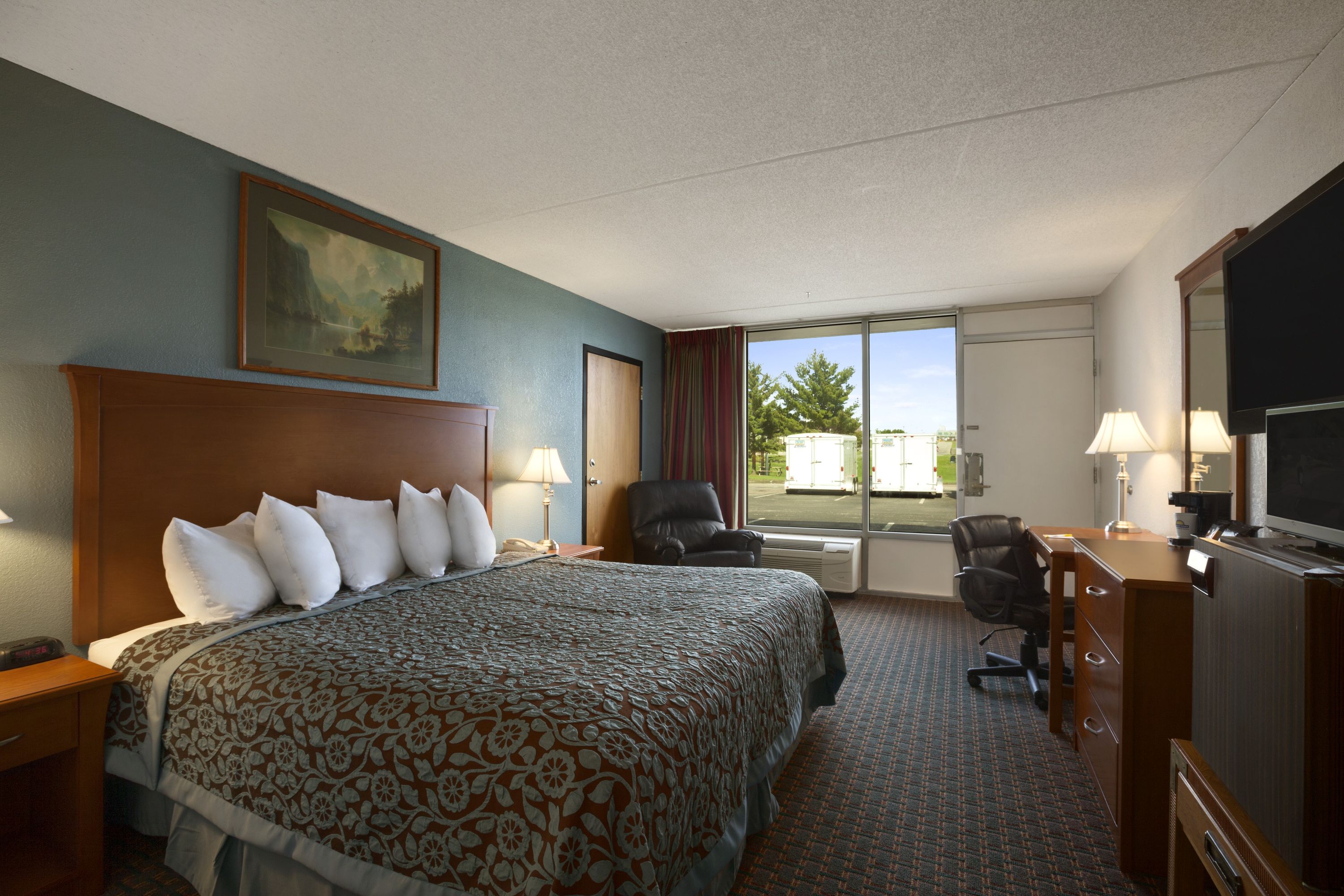 Guest room at the Days Inn Chillicothe in Chillicothe, Missouri