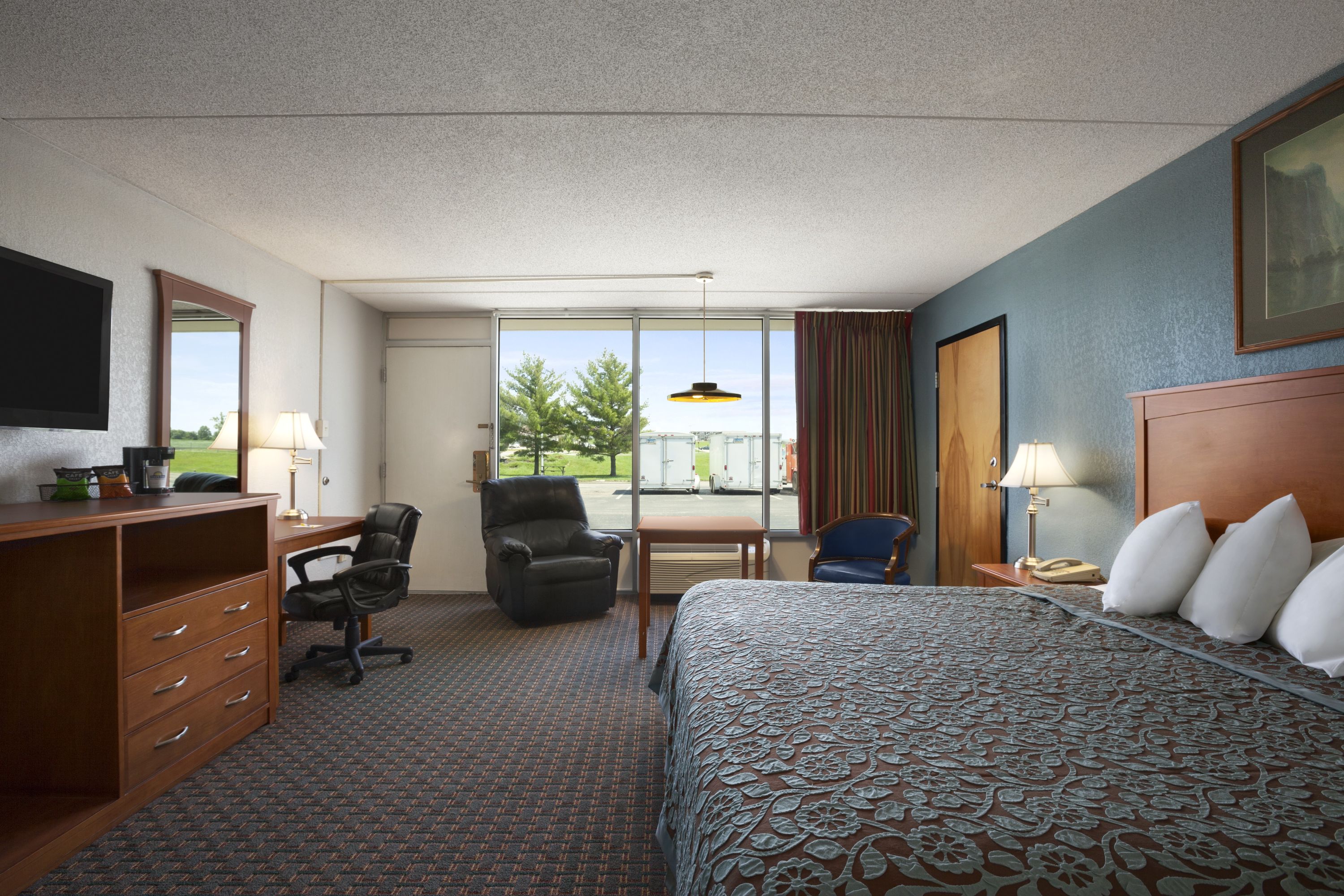 Guest room at the Days Inn Chillicothe in Chillicothe, Missouri