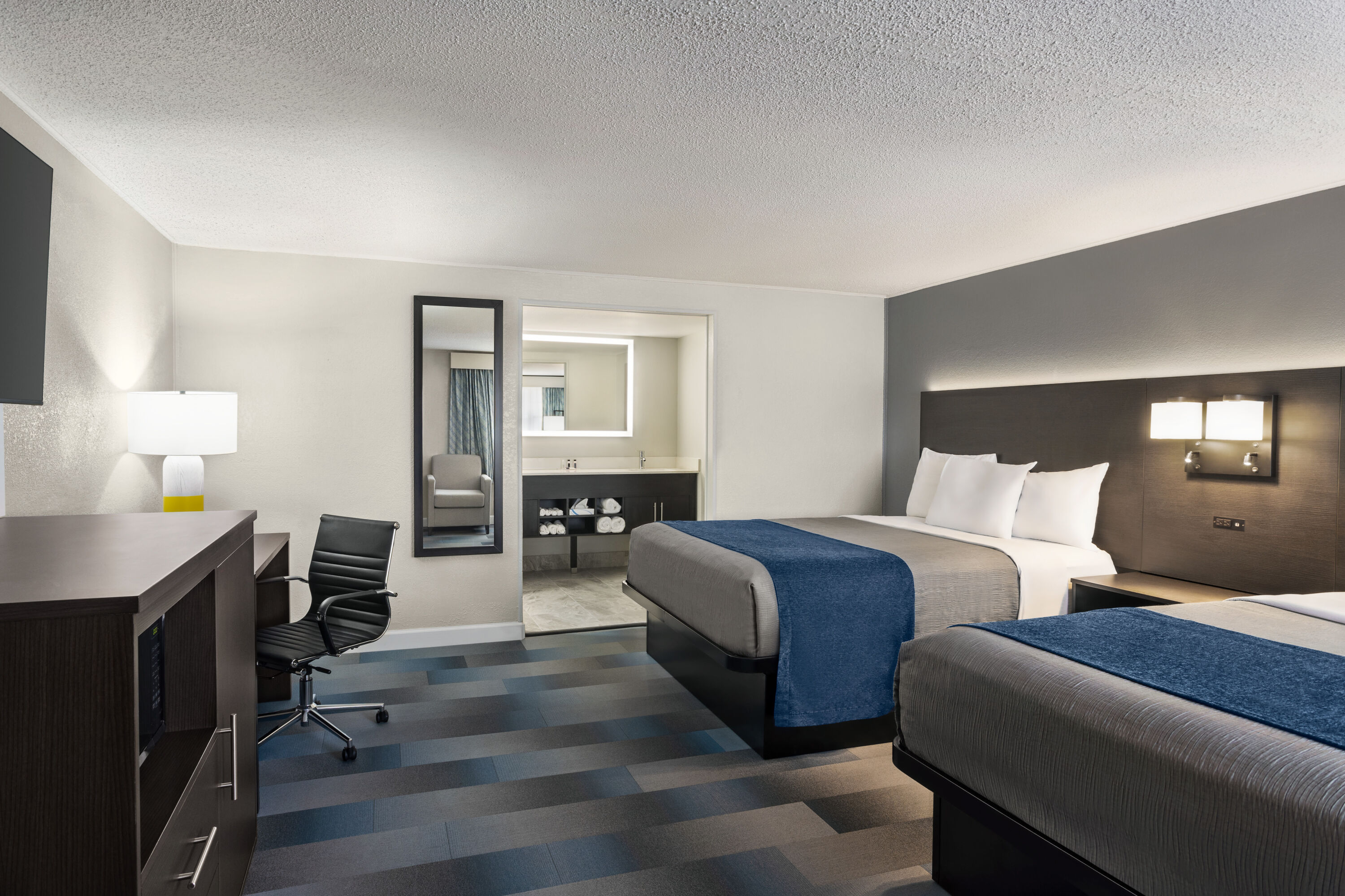 Guest room at the Days Inn by Wyndham Chillicothe in Chillicothe, Missouri