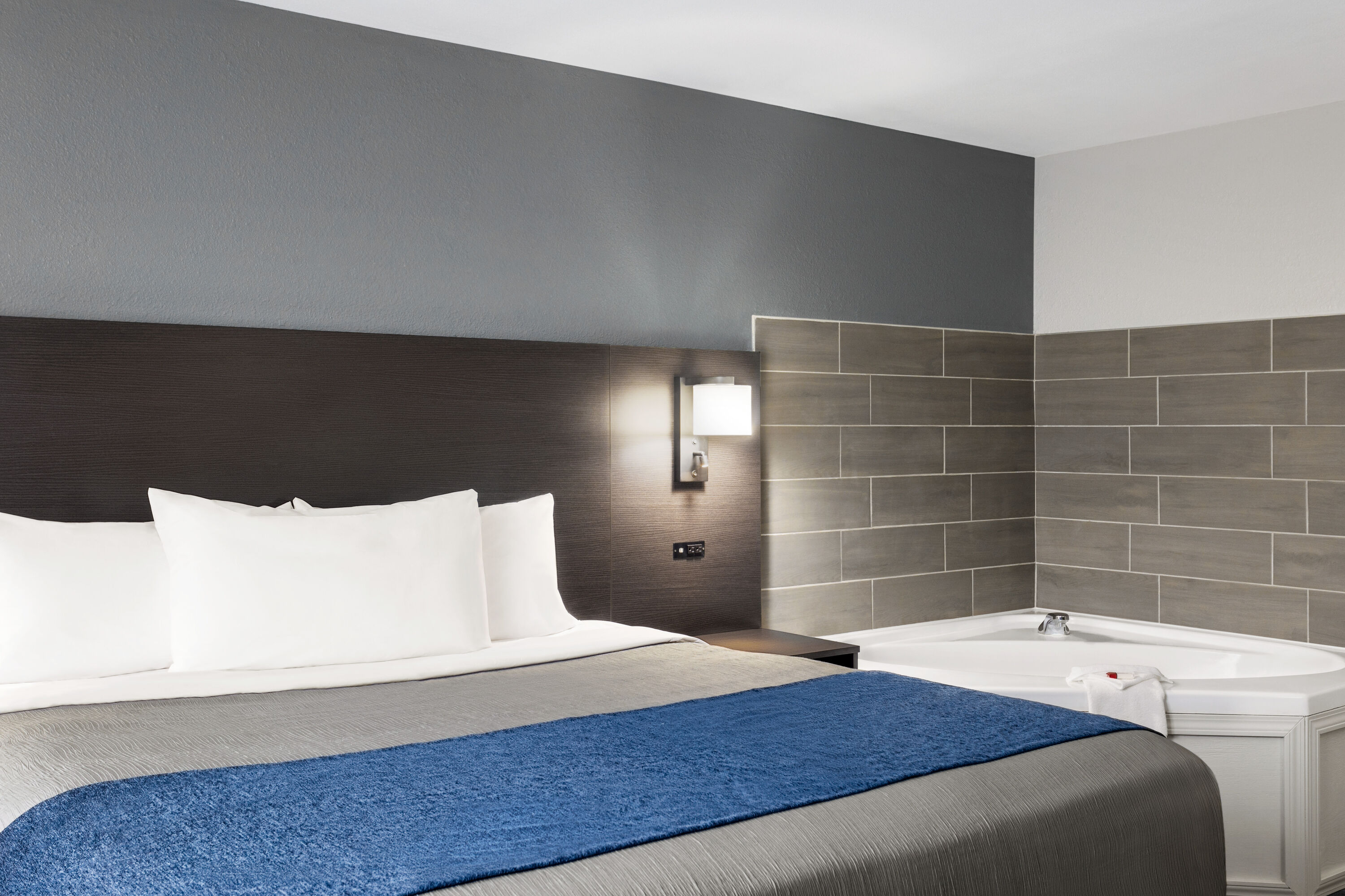 Days Inn by Wyndham Chillicothe hot tub suite in Chillicothe, Missouri