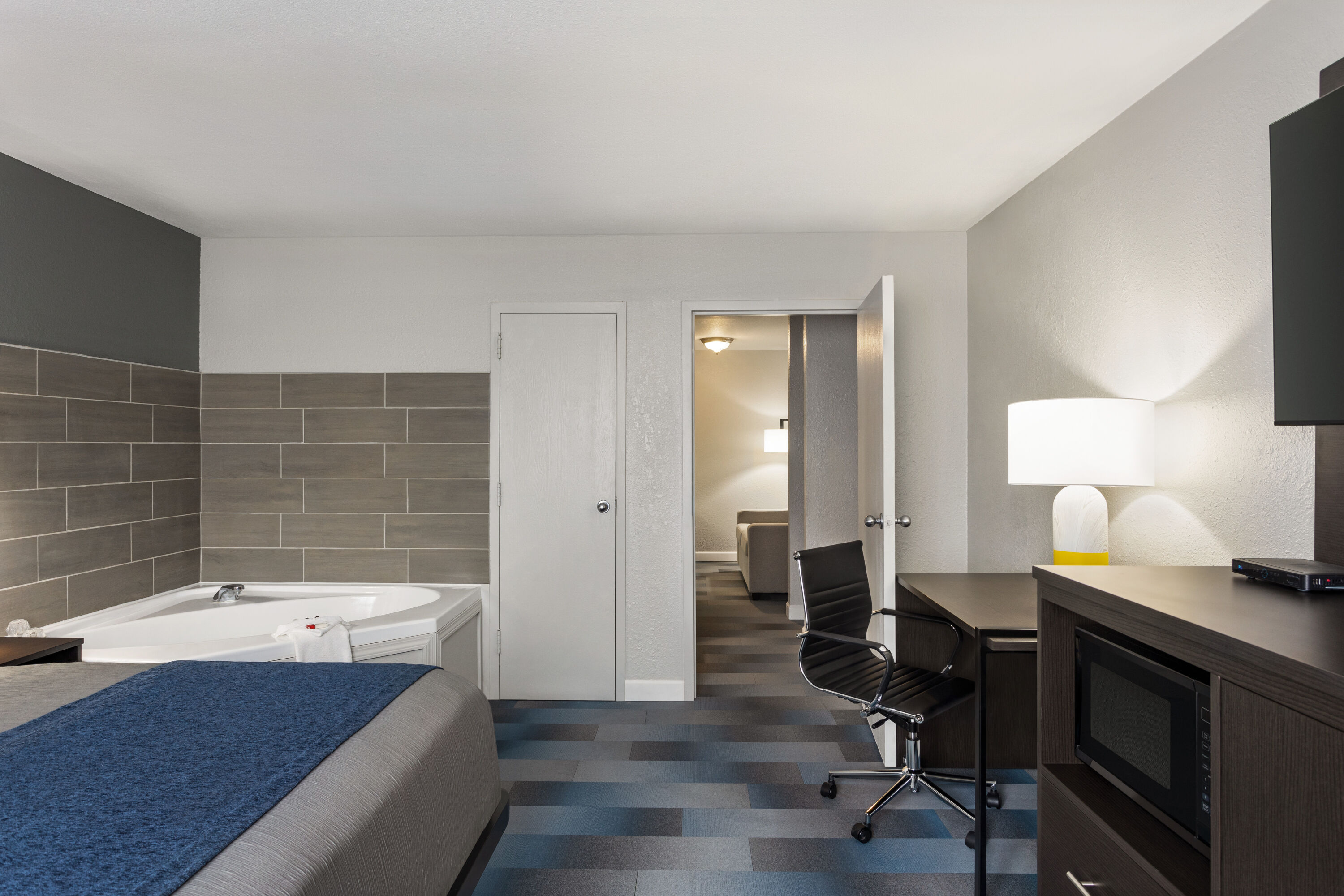 Days Inn by Wyndham Chillicothe hot tub suite in Chillicothe, Missouri