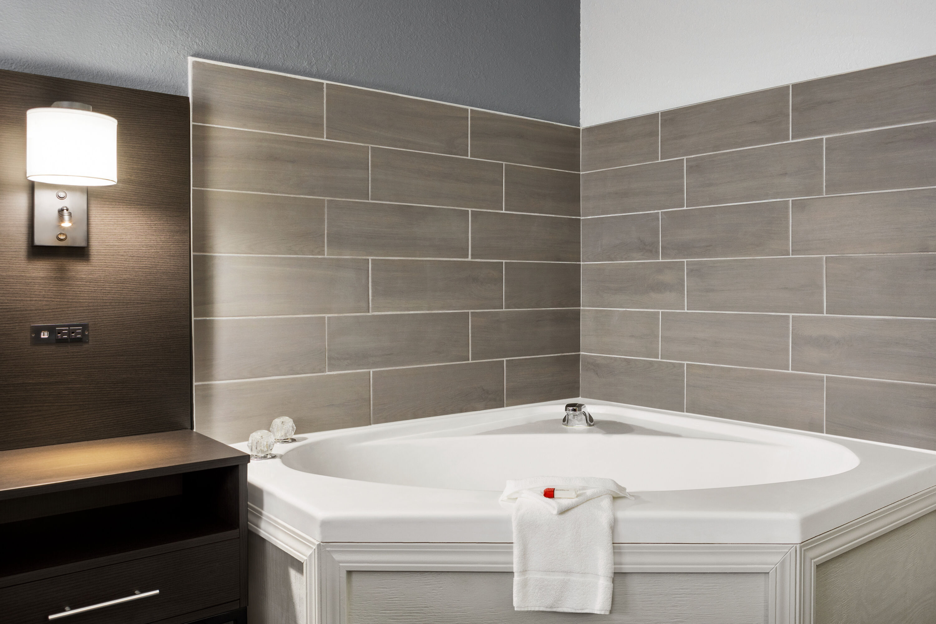 Days Inn by Wyndham Chillicothe hot tub suite in Chillicothe, Missouri