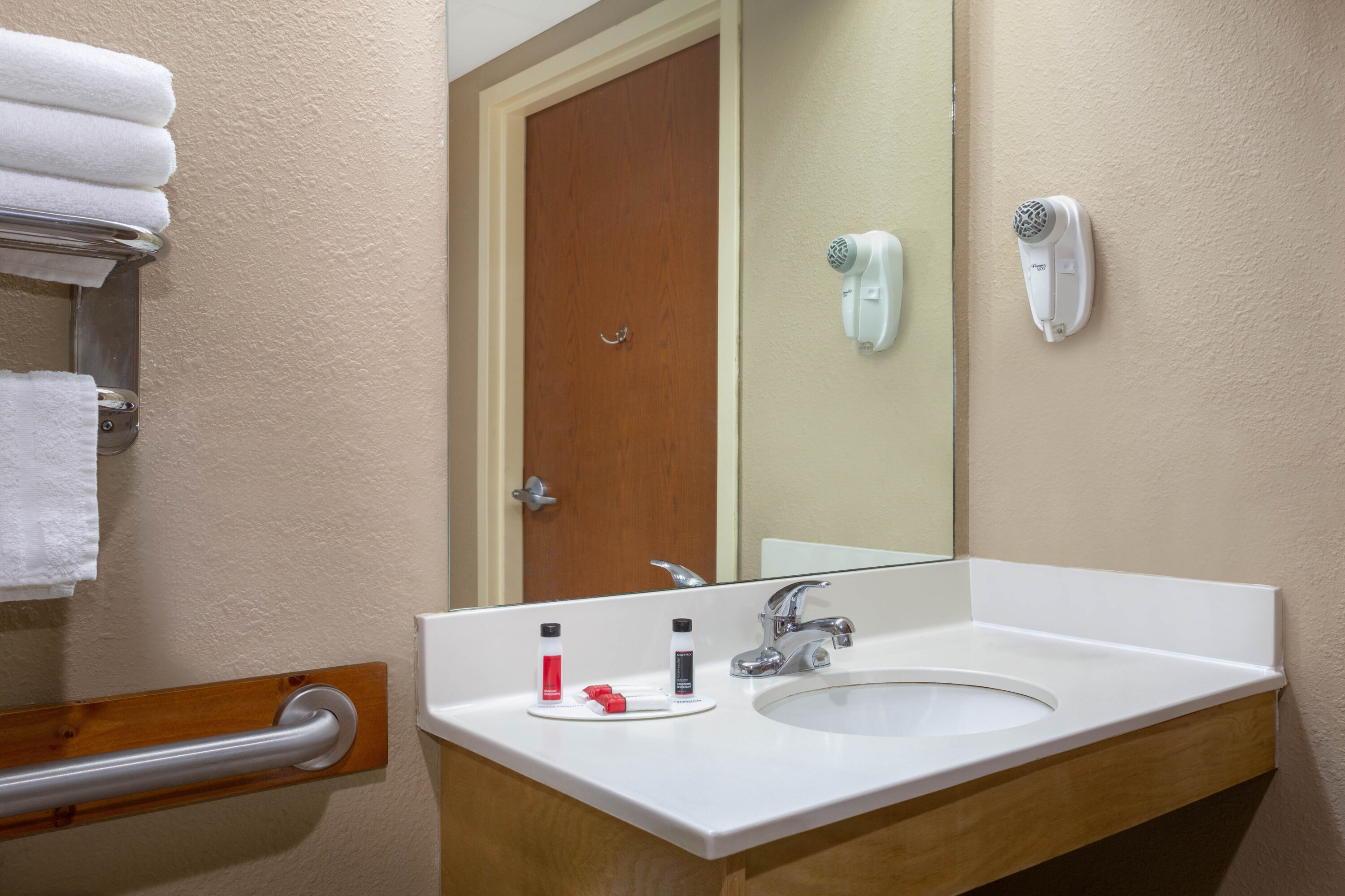 Days Inn & Suites by Wyndham Cuba Cuba, MO Hotels