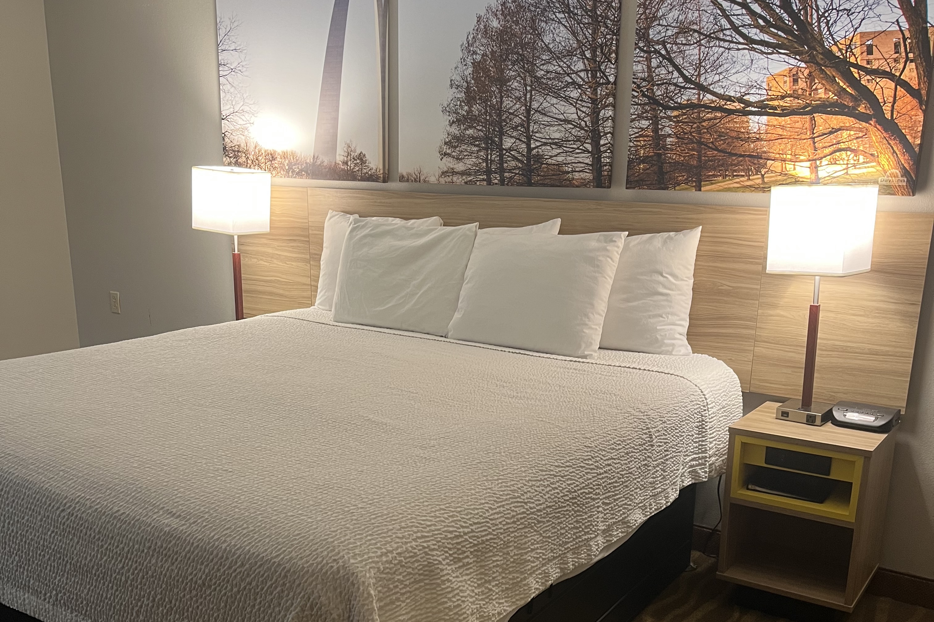 Guest room at the Days Inn & Suites by Wyndham Cuba in Cuba, Missouri