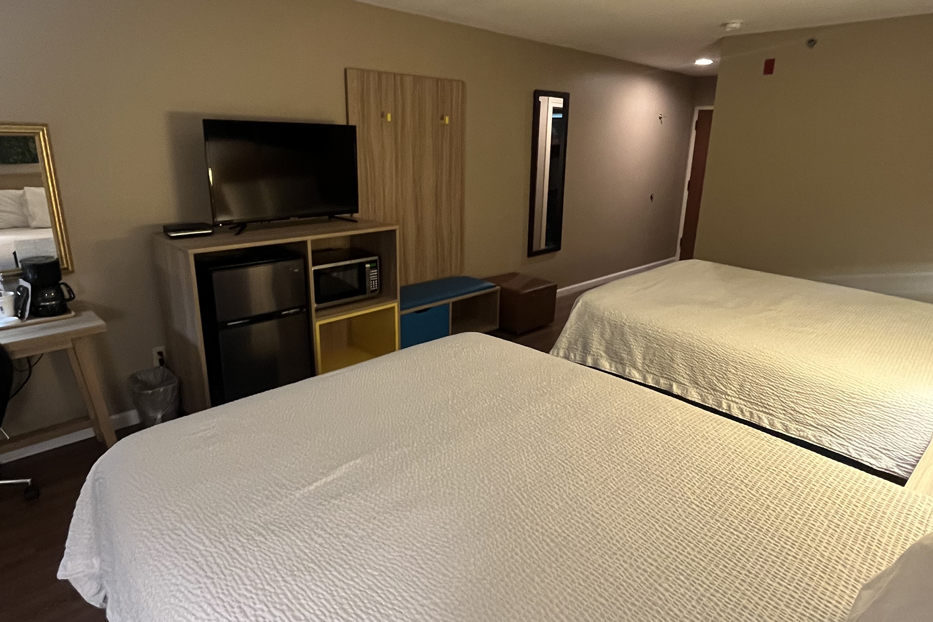 Guest room at the Days Inn & Suites by Wyndham Cuba in Cuba, Missouri