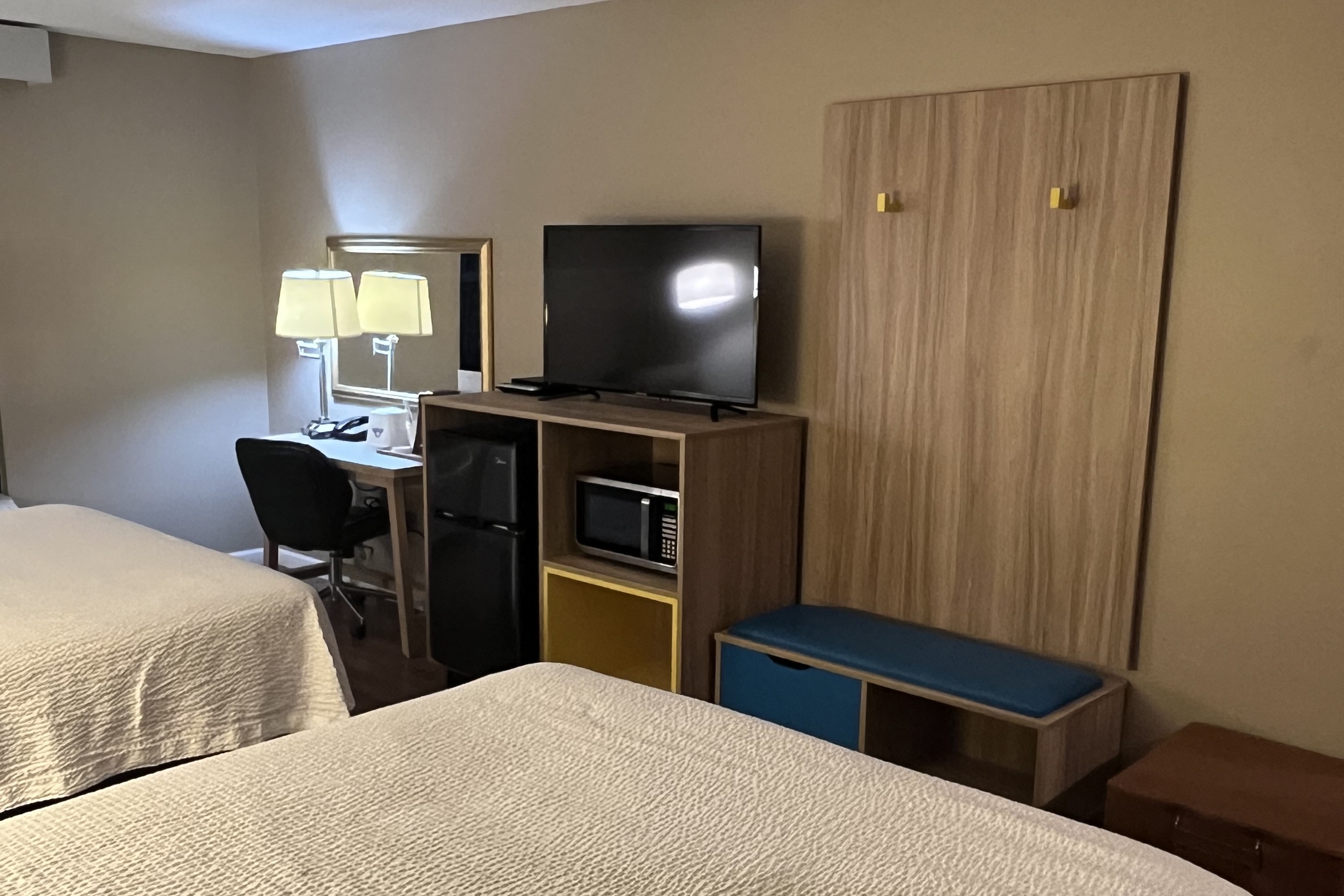 Guest room at the Days Inn & Suites by Wyndham Cuba in Cuba, Missouri
