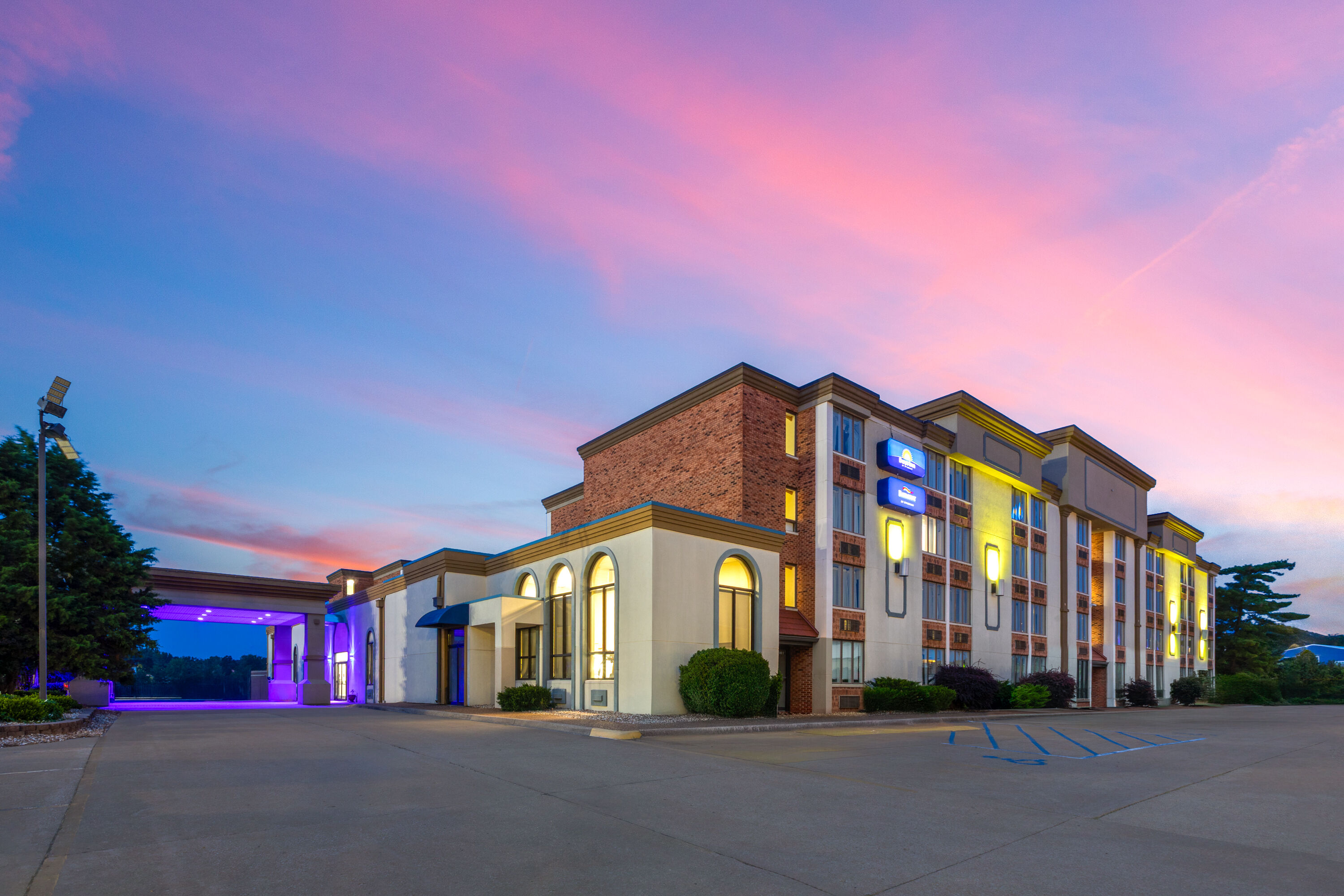 Exterior Dusk Image of Days Inn & Suites by Wyndham Festus hotel in Festus, Missouri