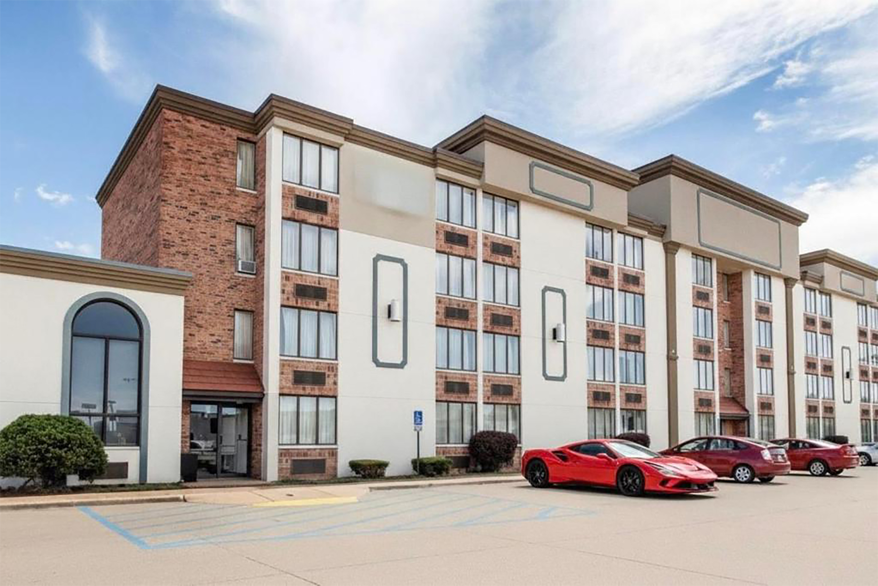 Exterior of Days Inn & Suites by Wyndham Festus hotel in Festus, Missouri