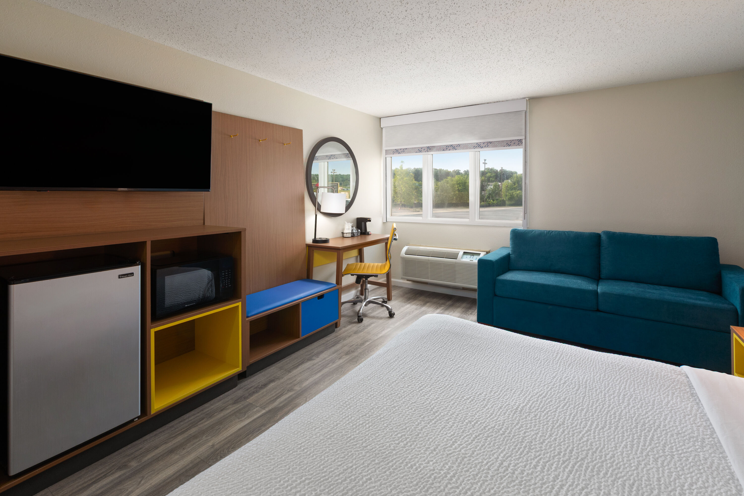 Guest room at the Days Inn & Suites by Wyndham Festus in Festus, Missouri