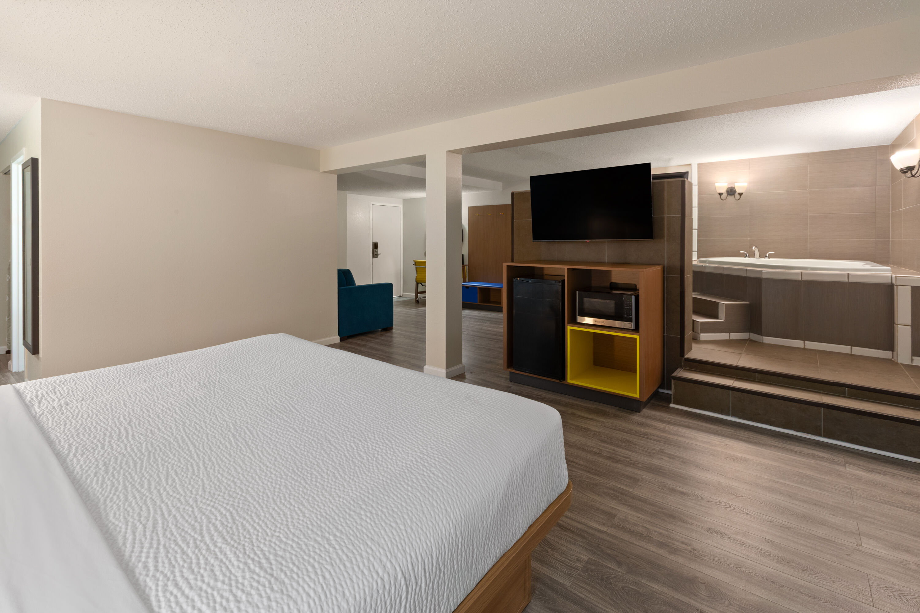 Guest room at the Days Inn & Suites by Wyndham Festus in Festus, Missouri