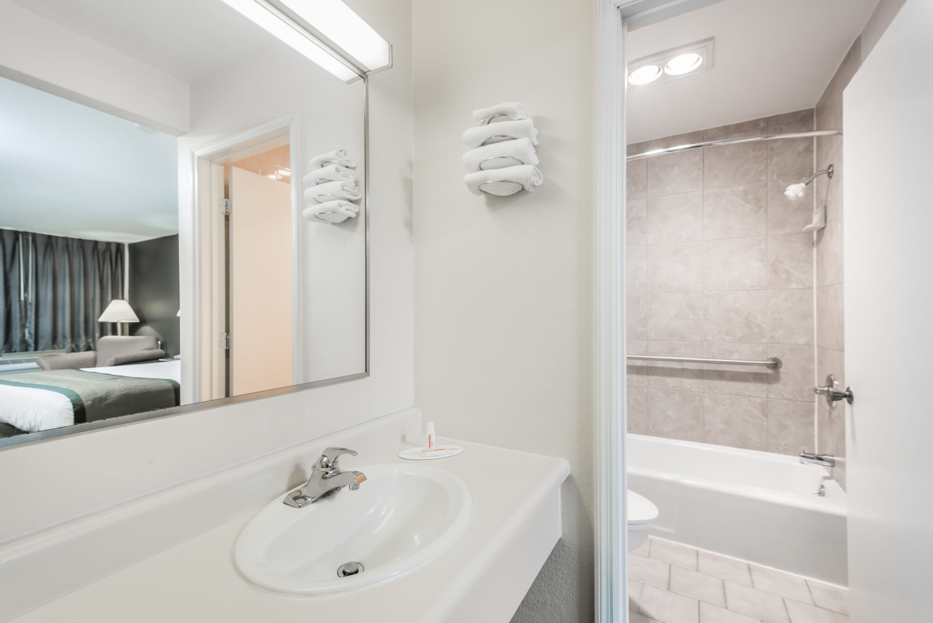 Guest room bath at the Days Inn by Wyndham Hannibal in Hannibal, Missouri