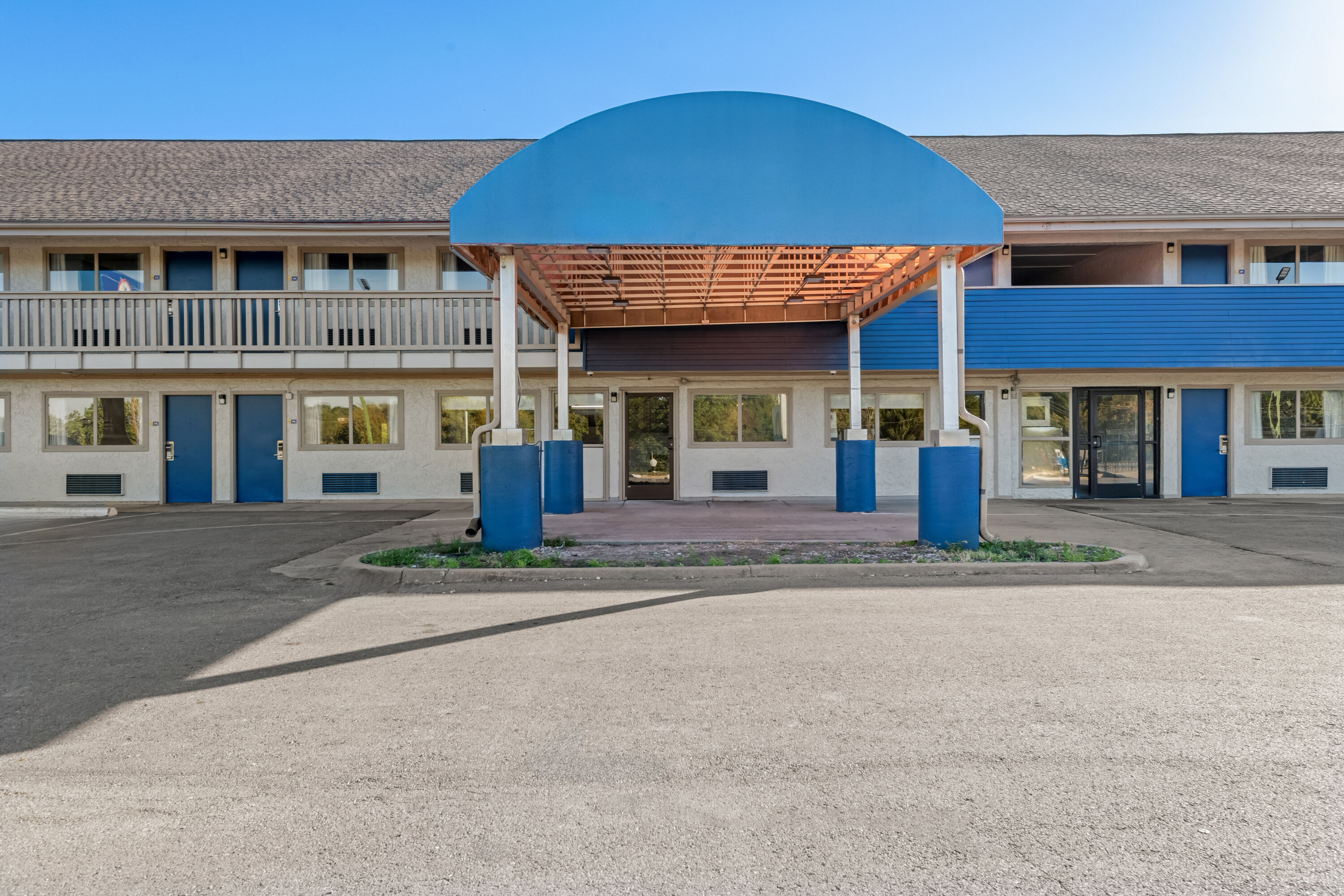 Exterior Day Image of Days Inn by Wyndham Independence hotel in Independence, Missouri