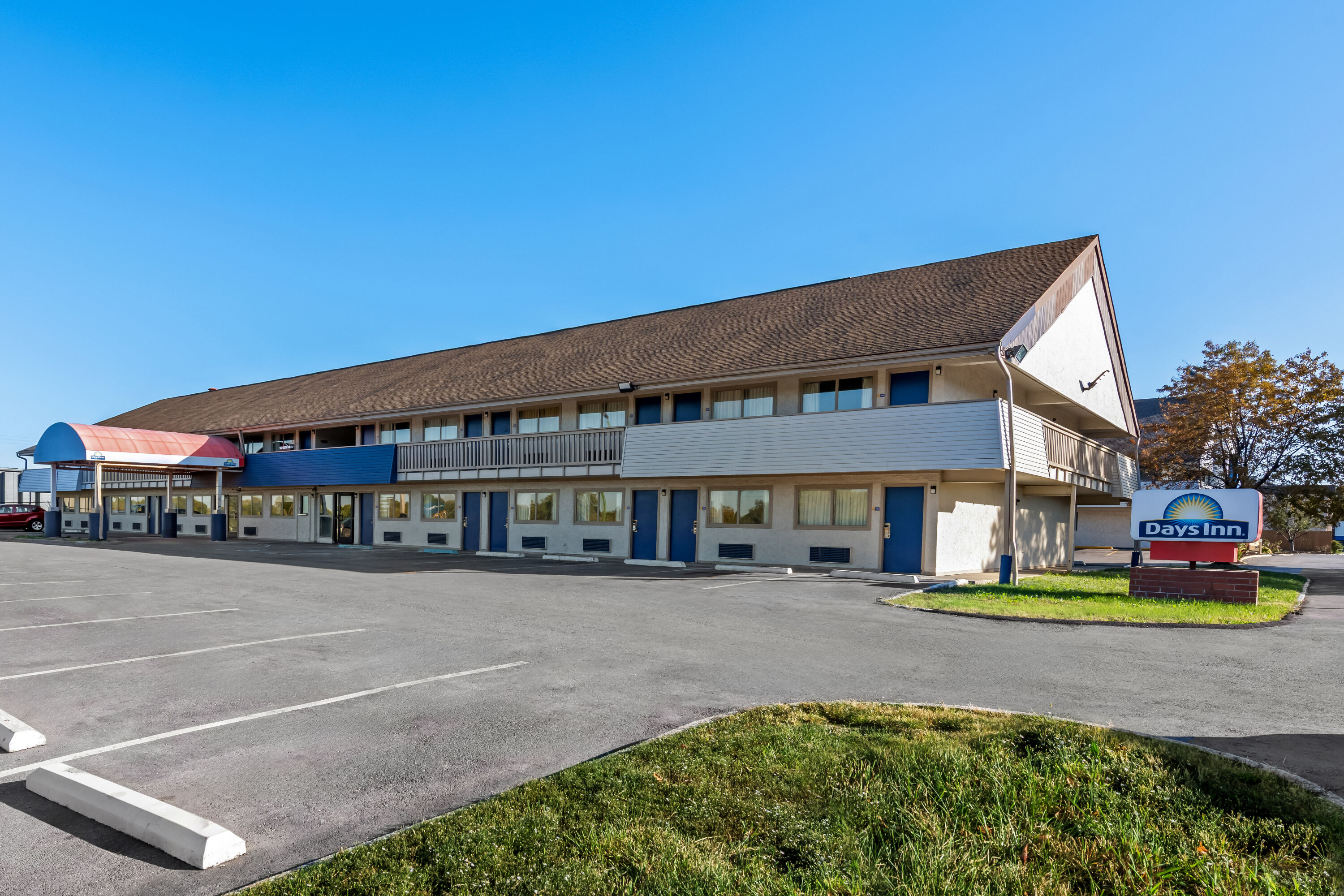 Exterior Day Image of Days Inn by Wyndham Independence hotel in Independence, Missouri